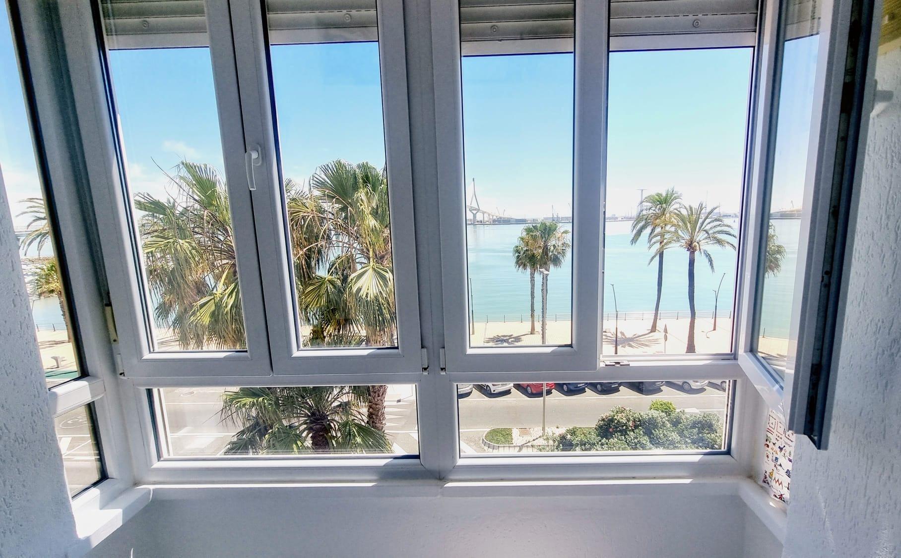 AMPLIO PISO FRONTAL A LA BAHÍA DE CÁDIZ