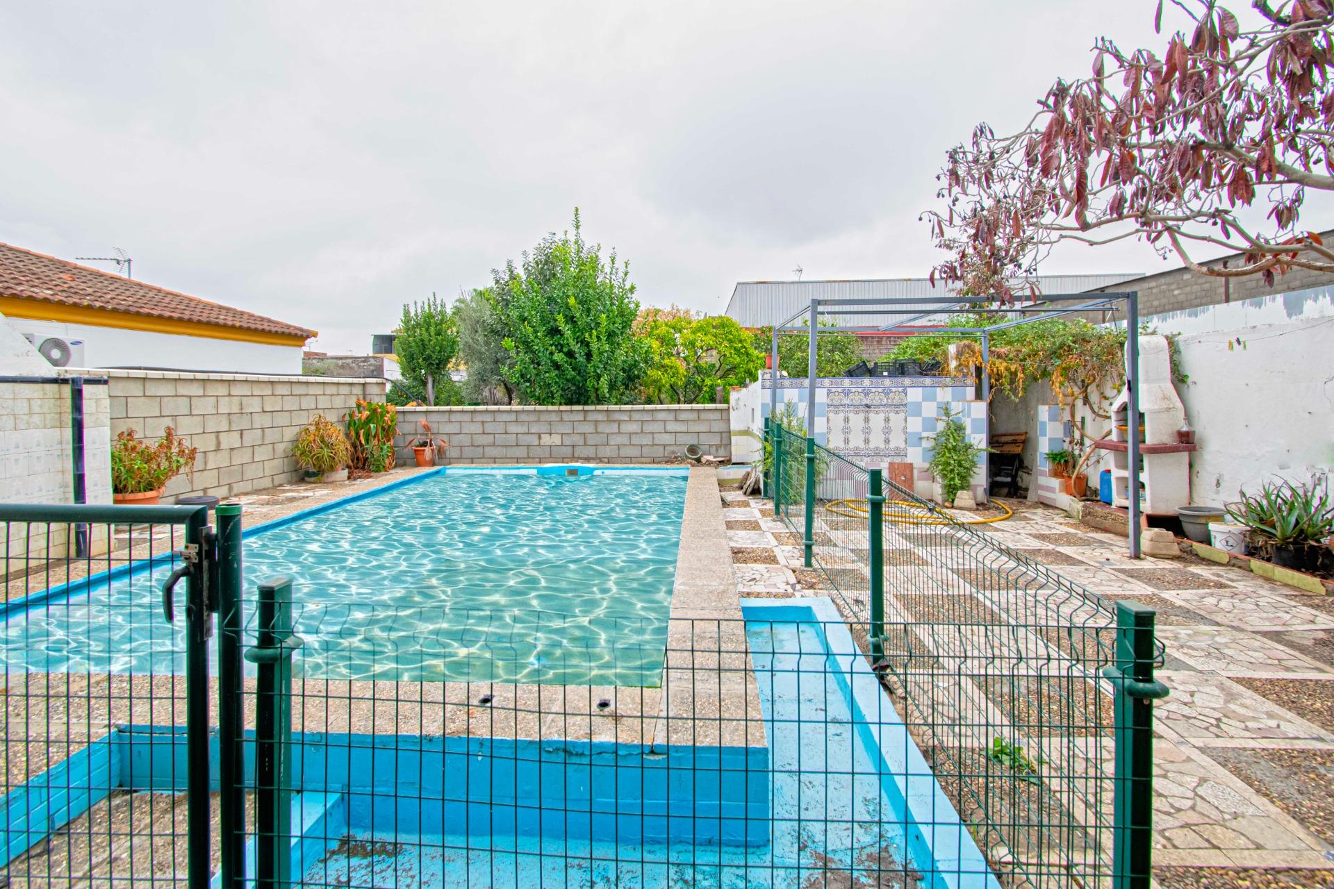 Fantástico chalet con gran jardín y piscina privada!!