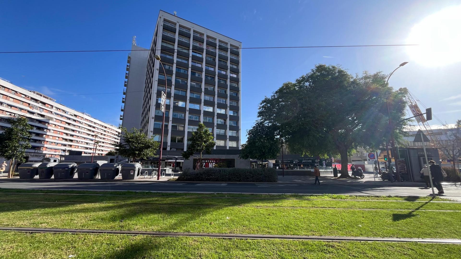 Venta de Local en Avda. San Francisco Javier, Sevilla 2