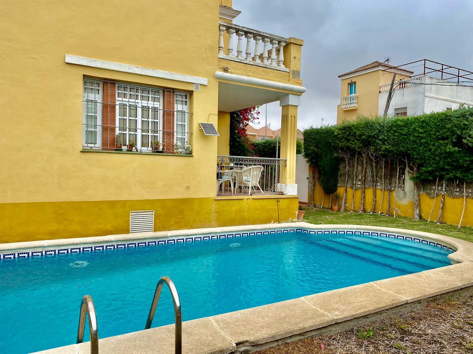 VIVIENDA PAREADA CON PISCINA EN UNA ZONA INMEJORABLE.