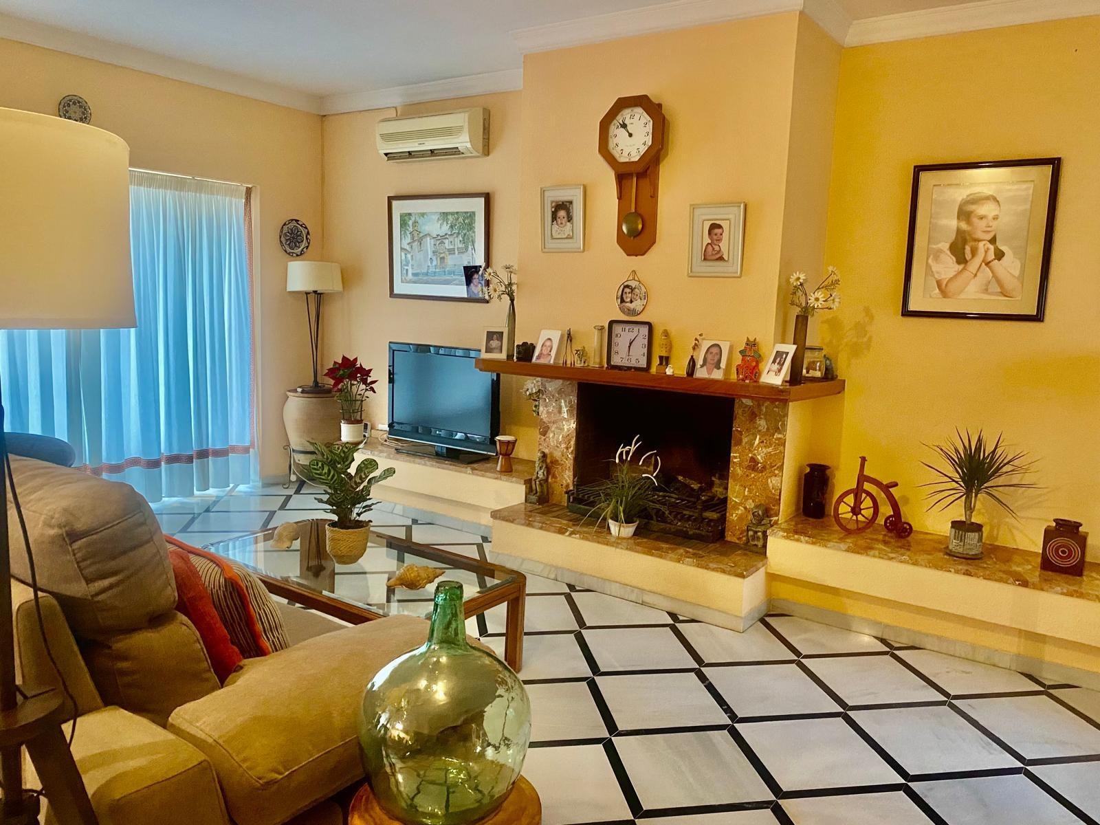 CHALET JUNTO LA ZONA CENTRO CON PISCINA