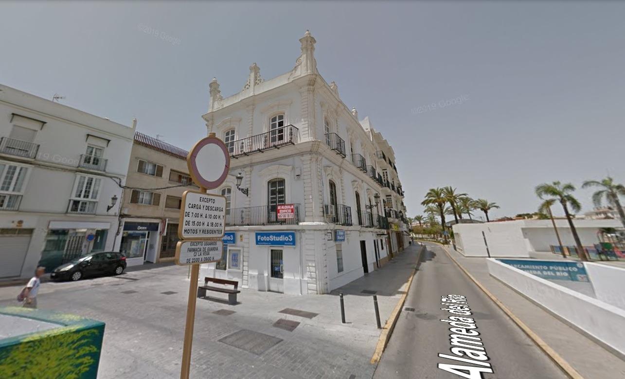 🏡 GRAN PROPIEDAD CON ESPECTACULAR UBICACIÓN EN PLENO CENTRO DE CHICLANA DANDO A DOS CALLES.🏡
