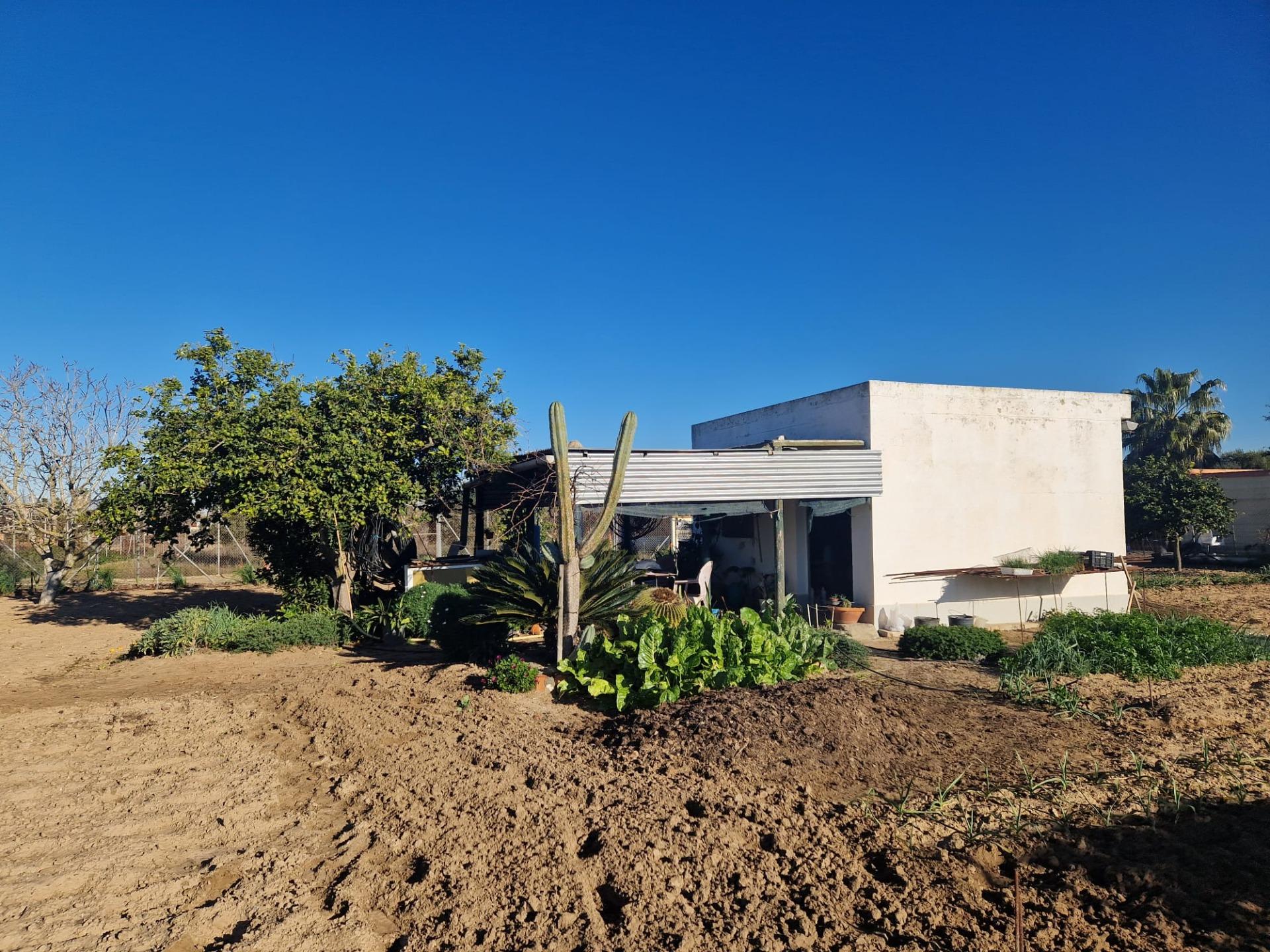 SE VENDE FINCA CON CASA DE APERO - NO HIPOTECABLE-