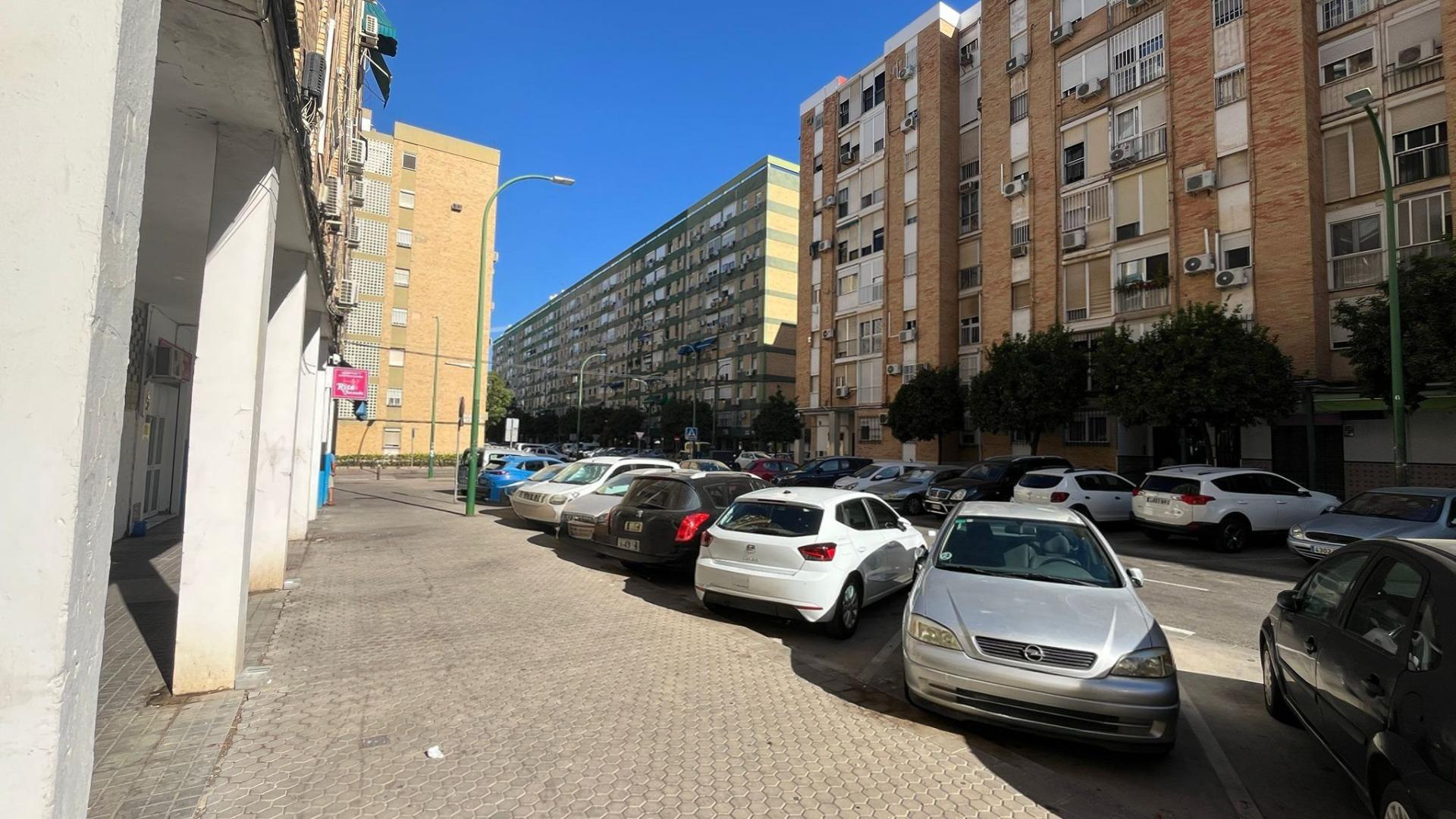 Amplio Local Comercial en Rochelambert, Sevilla - Oportunidad Única