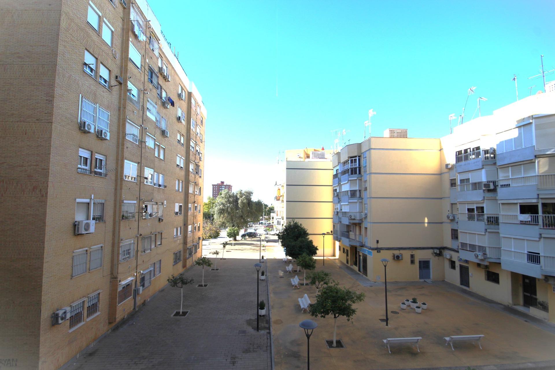 PISO DE TRES DORMITORIOS MUY BIEN UBICADO CON PARKING EN SUPERFICIE