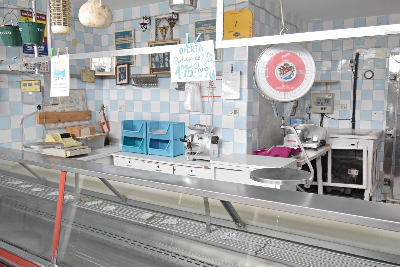 SE TRASPASA CARNICERÍA TOTALMENTE EQUIPADA