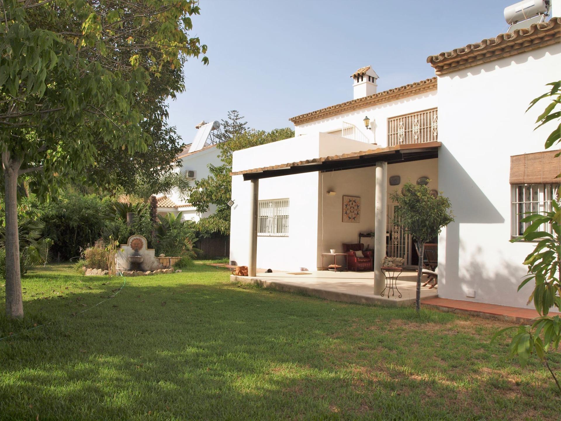 🏡 Chalet independiente con encanto andaluz, jardín y porche, en parcela de 500 m²