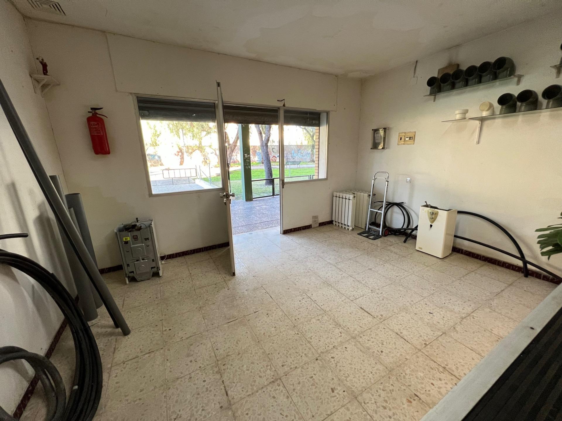 LOCAL EN EL ALMENDRAL