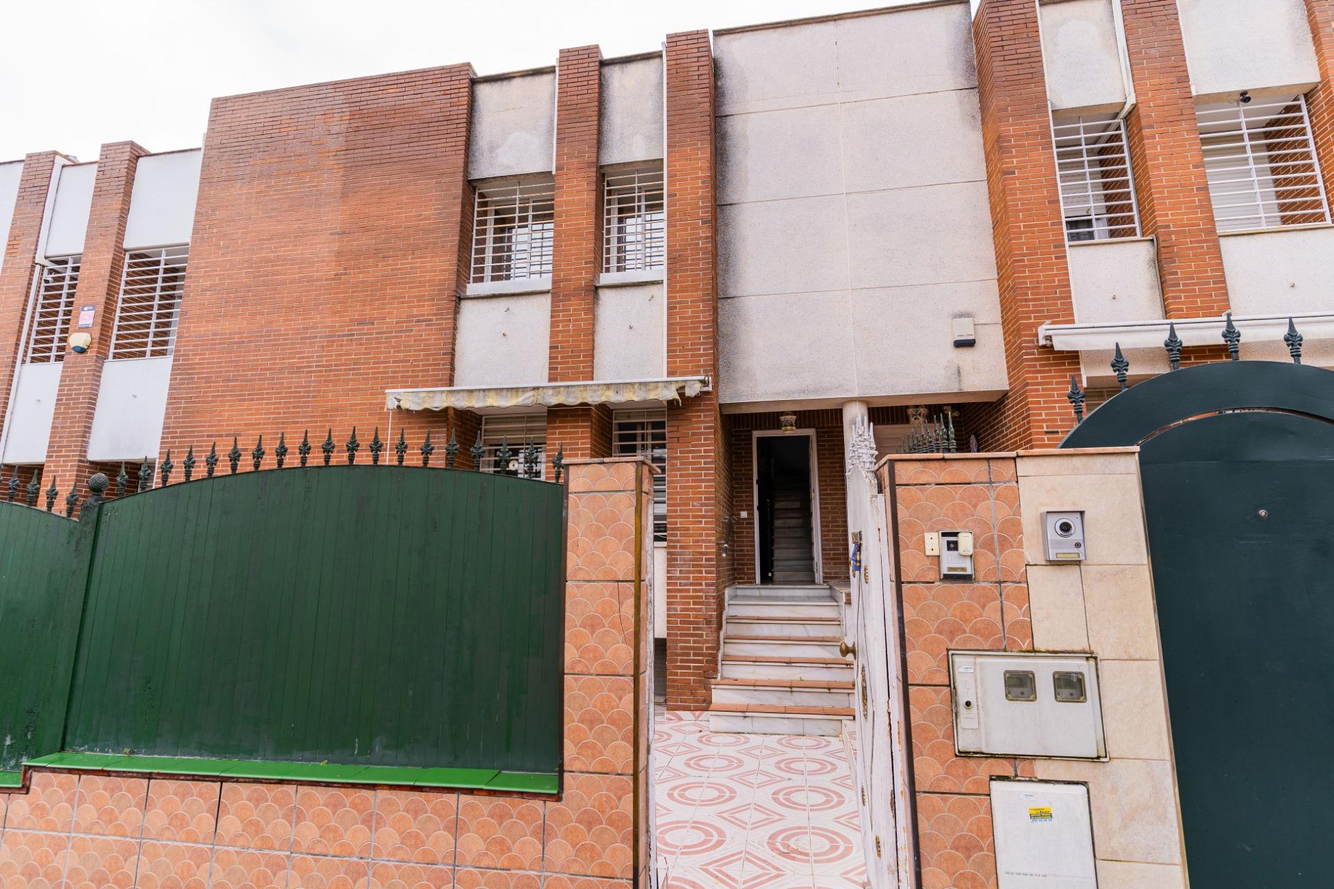 CHALET ADOSADO EN LAS QUINTAS