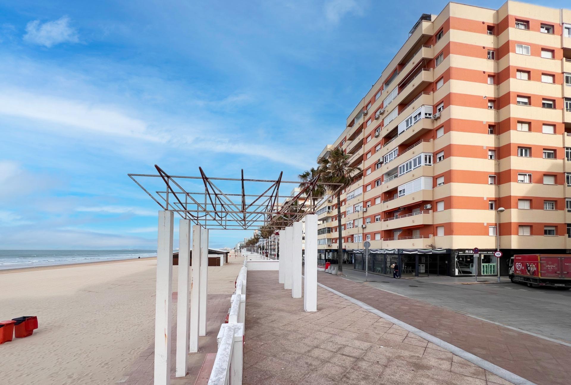 LOCAL COMERCIAL EN CÁDIZ CON MUCHAS POSIBILIDADES