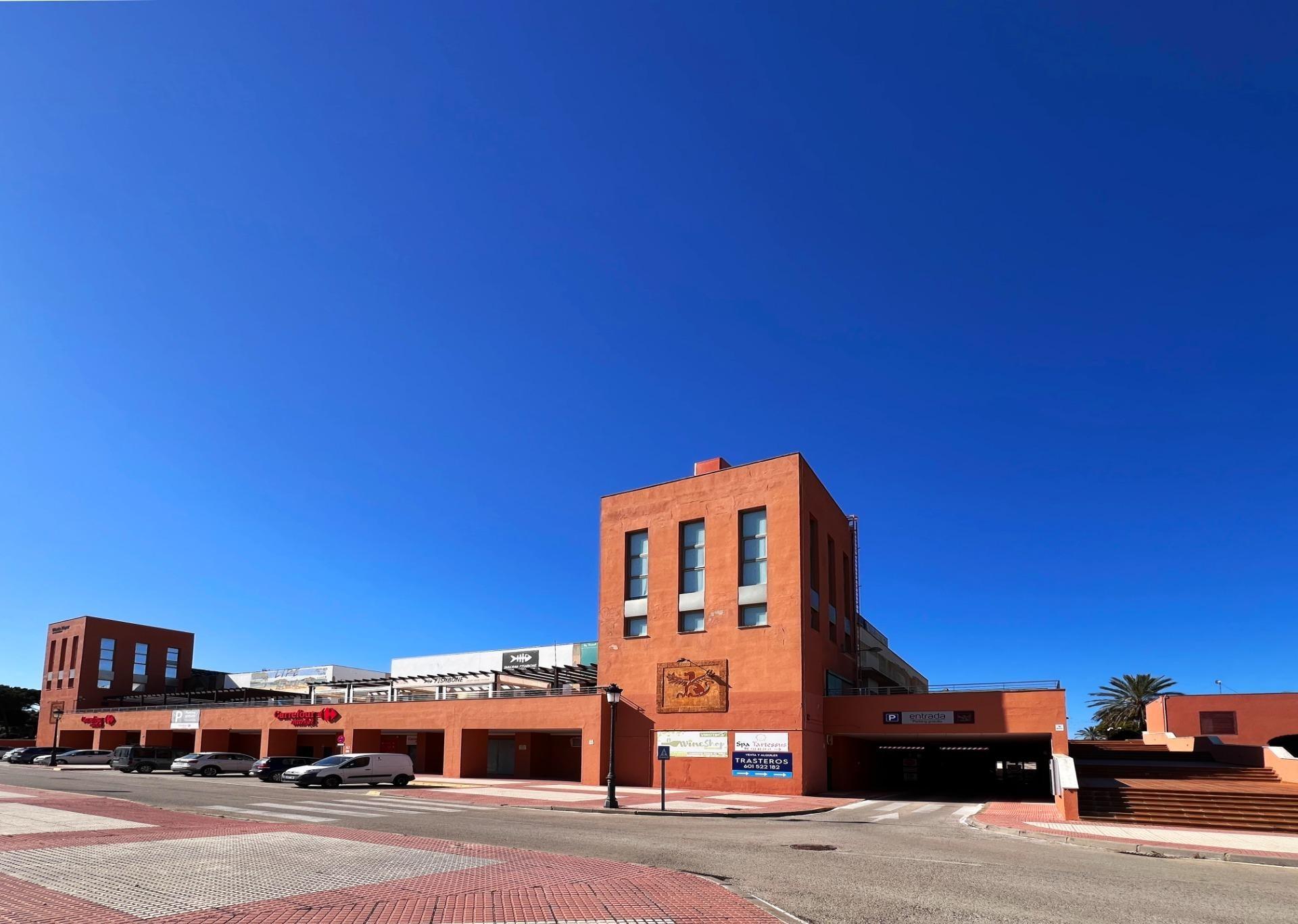 DOS LOCALES COMERCIALES EN UNA FINCA EN EL NOVO SANCTI PETRI