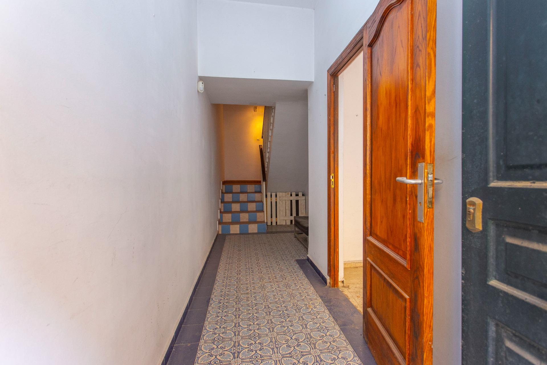 SE VENDE CASA EN EL CENTRO CON GARAJE