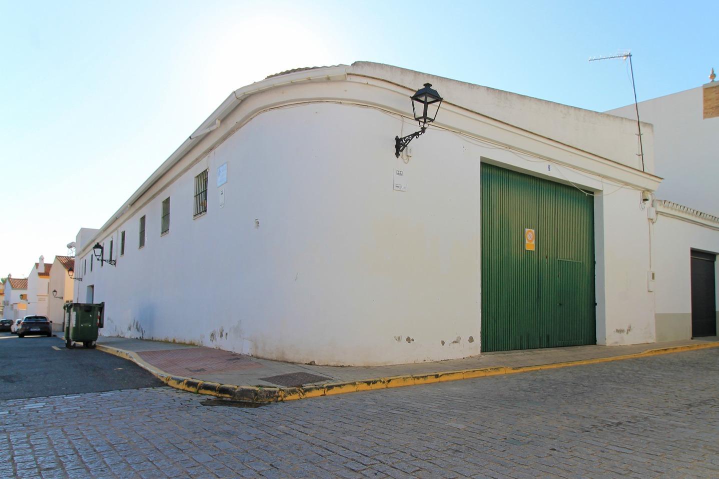 NAVE DE ESQUINA CON POSIBILIDAD DE CAMBIO DE USO A VIVIENDA