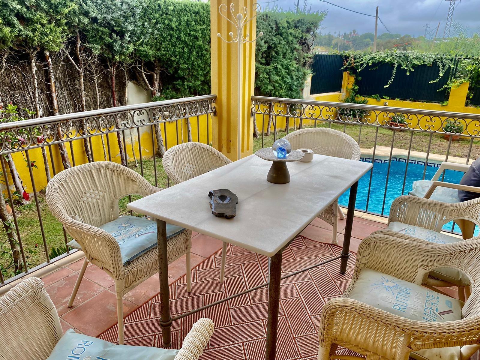 VIVIENDA PAREADA CON PISCINA EN UNA ZONA INMEJORABLE.