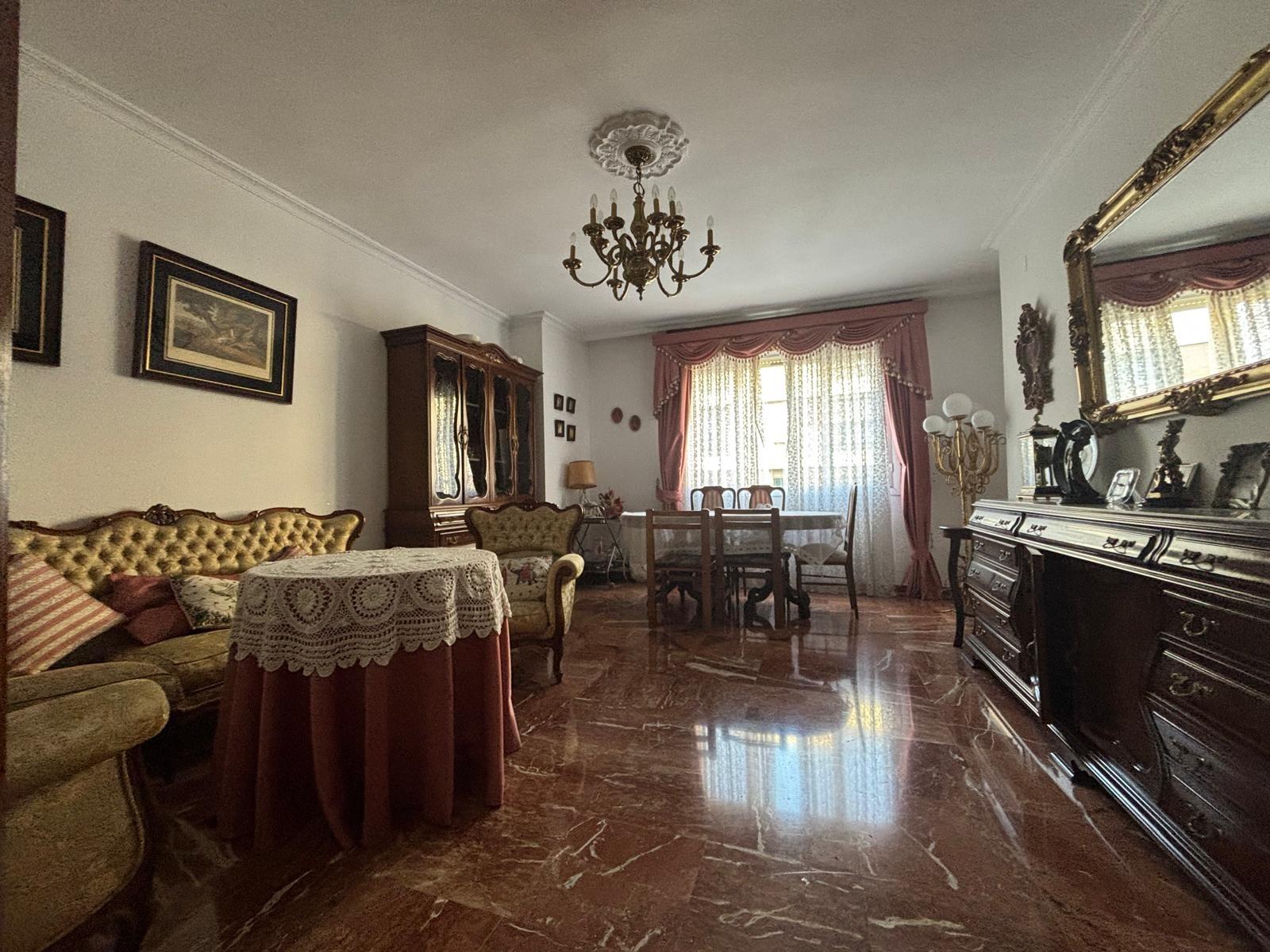 PISO EN VENTA JUNTO A LA CAPILLA DE LA ESPERANZA DE TRIANA. VS012