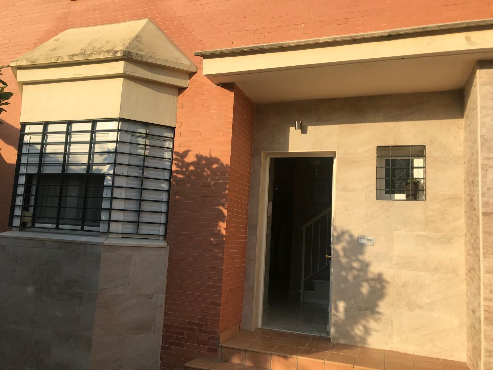 En venta casa adosada en Urb. Los Naranjos, Coria Del Río.