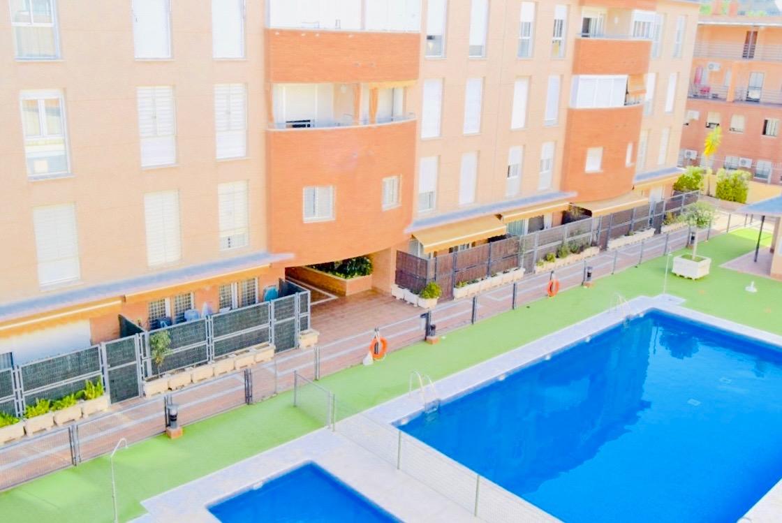 El HOGAR que lo tiene todo: luz, espacio, piscina y ubicación privilegiada en Sevilla