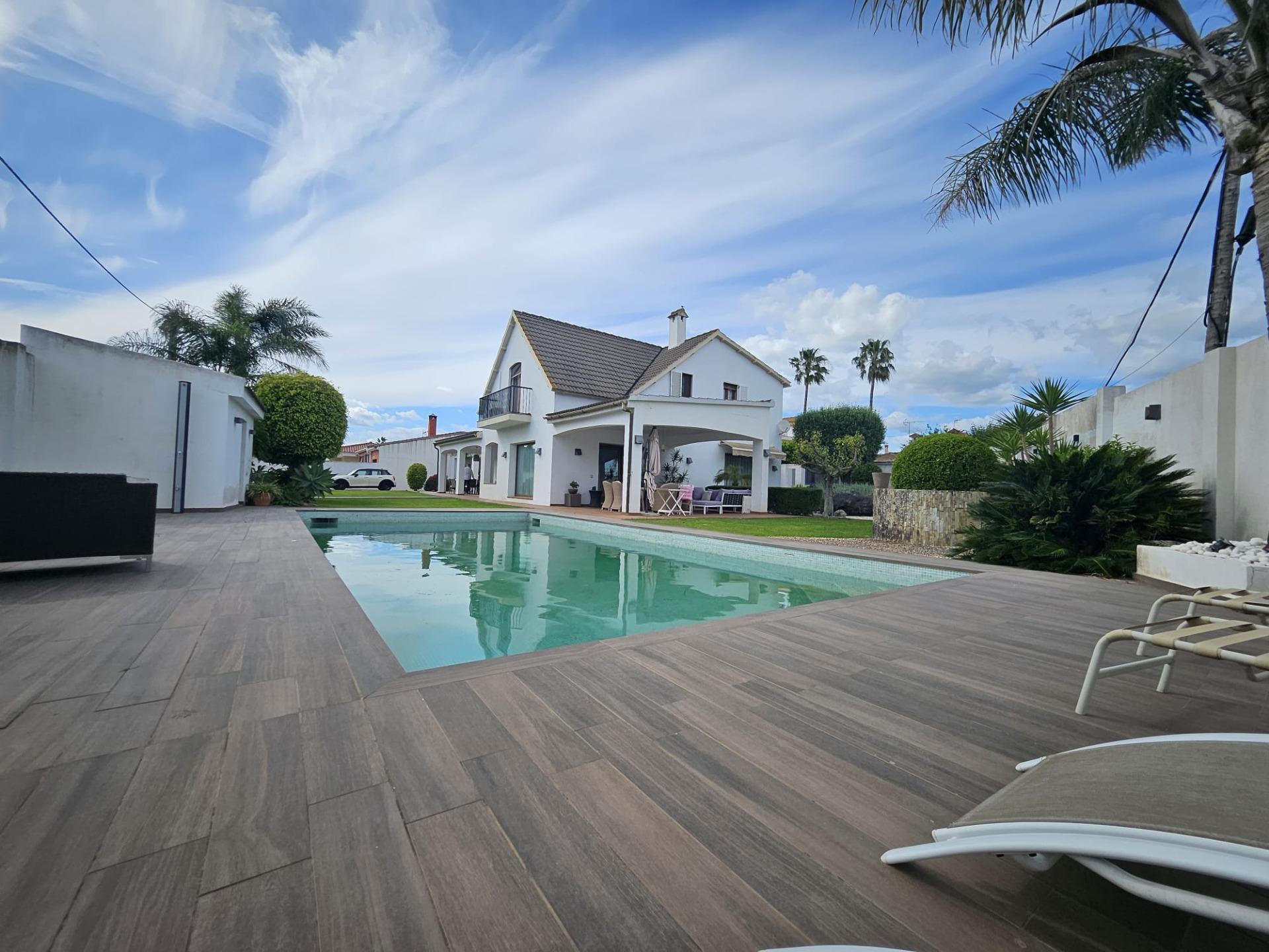 Grandioso y soleado Chalet en la mejor zona de la Colonia San Miguel.