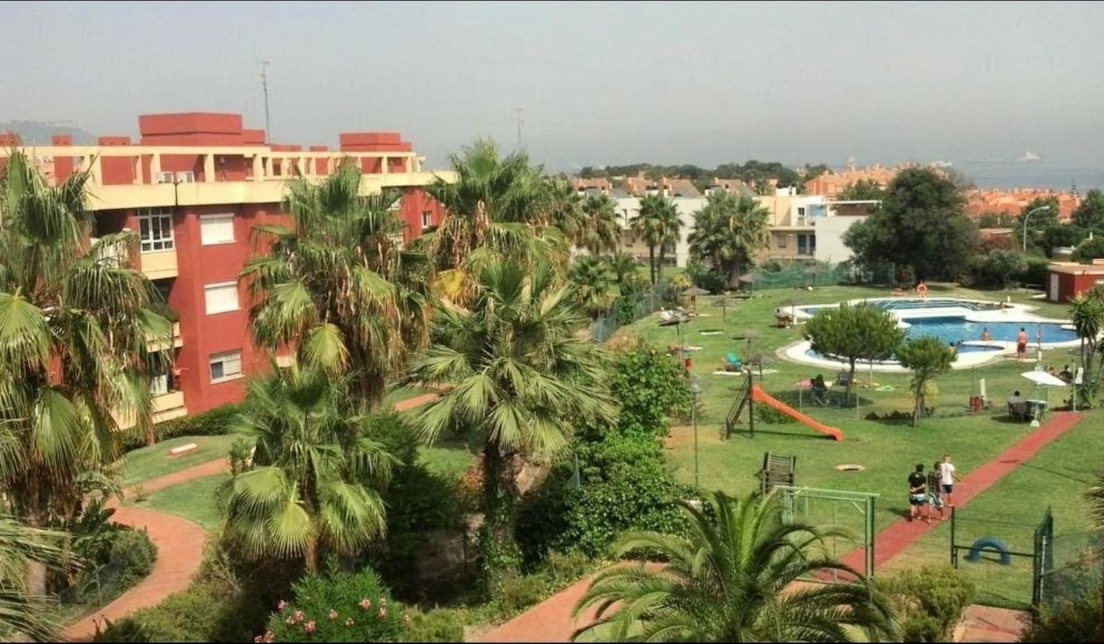 ¡Venta de Piso en Urbanización Cerrada en Playa de Getares, Algeciras!