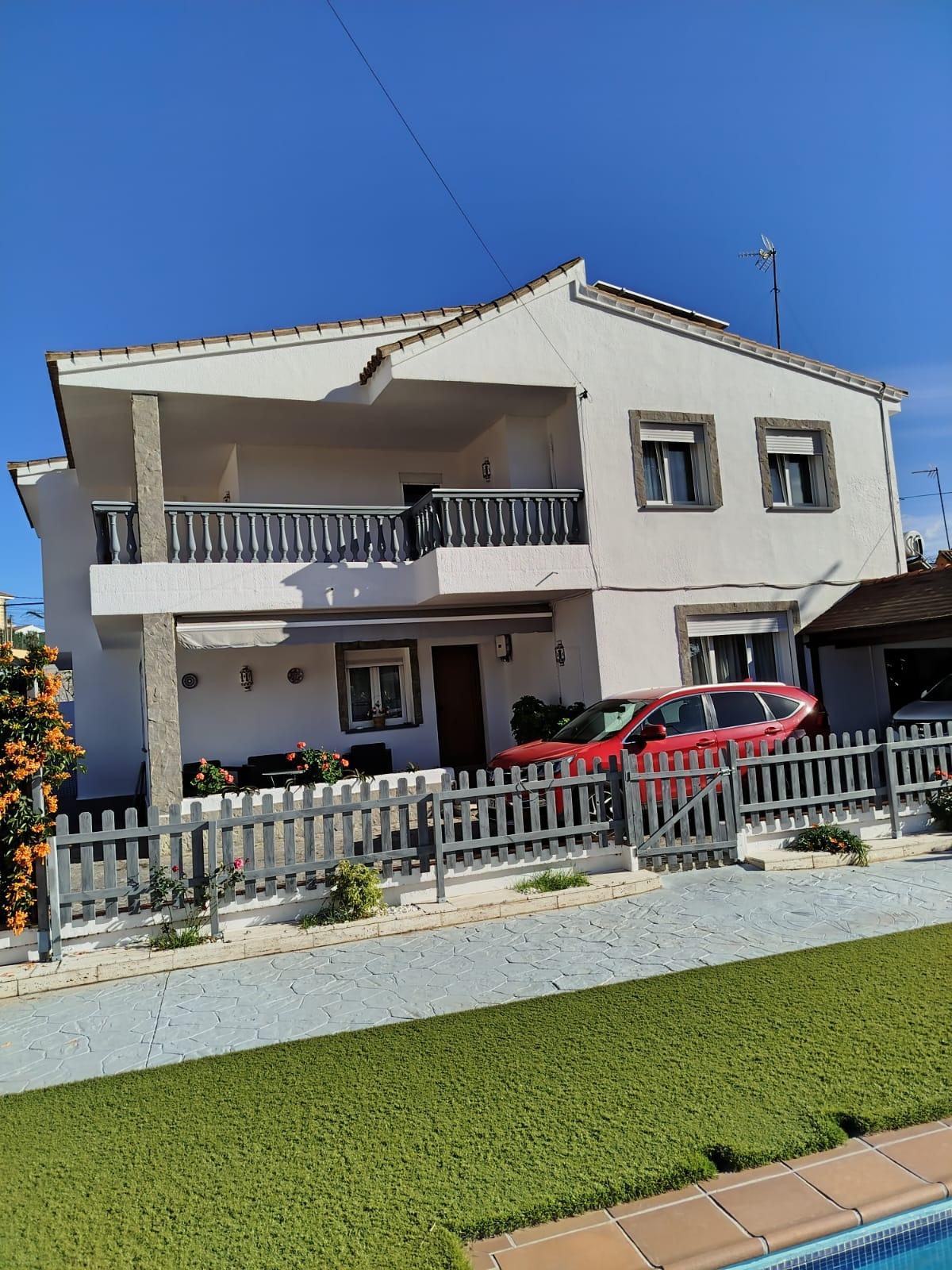 Se vende chalet independiente de 5 dormitorios con una parcela de 1.057 m2 en la colonia San Miguel, Algeciras.