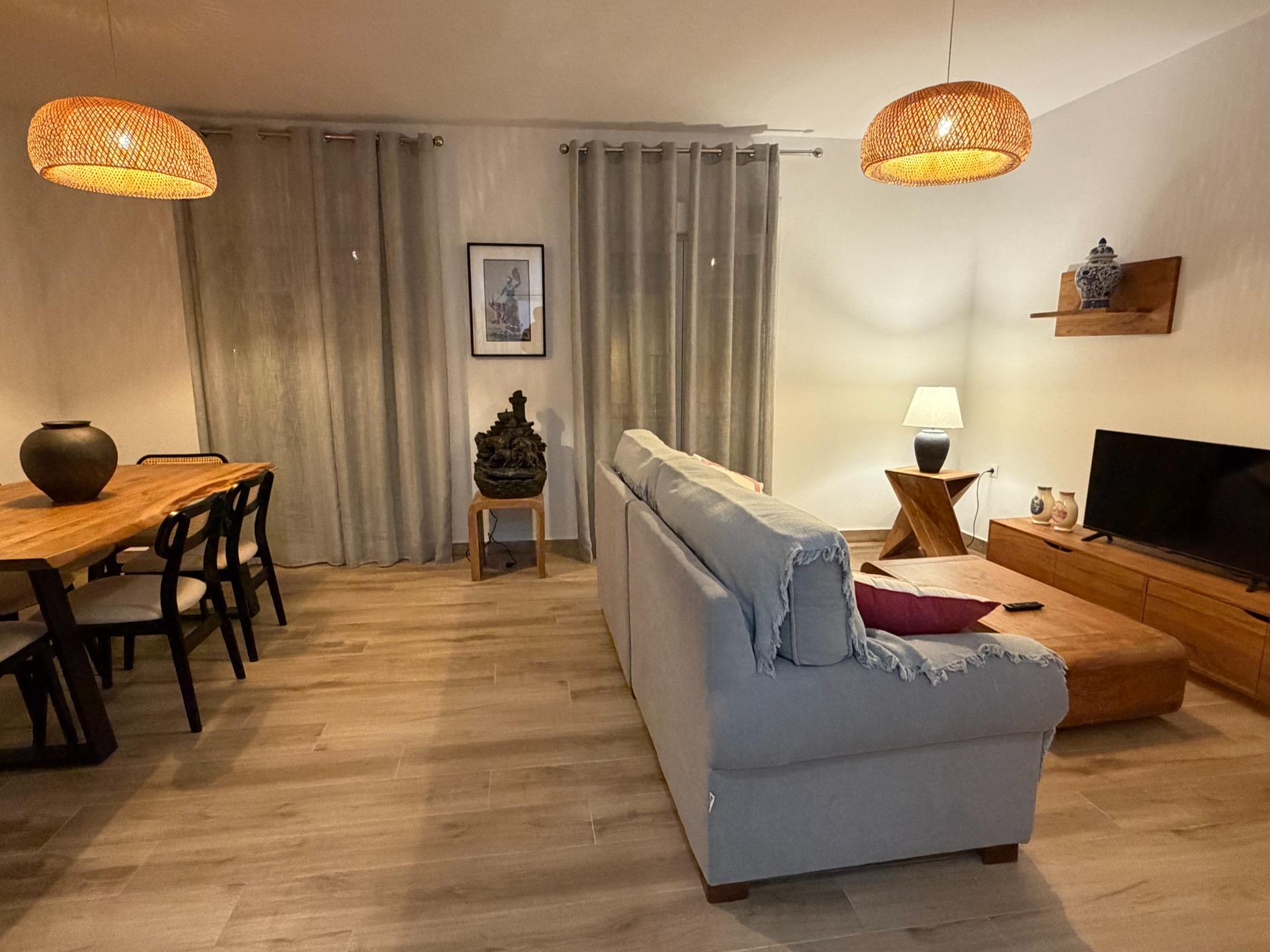 Piso amplio de 124 m² recién reformado y amueblado a estrenar en pleno Casco Antiguo de Sevilla (zona intramuros).