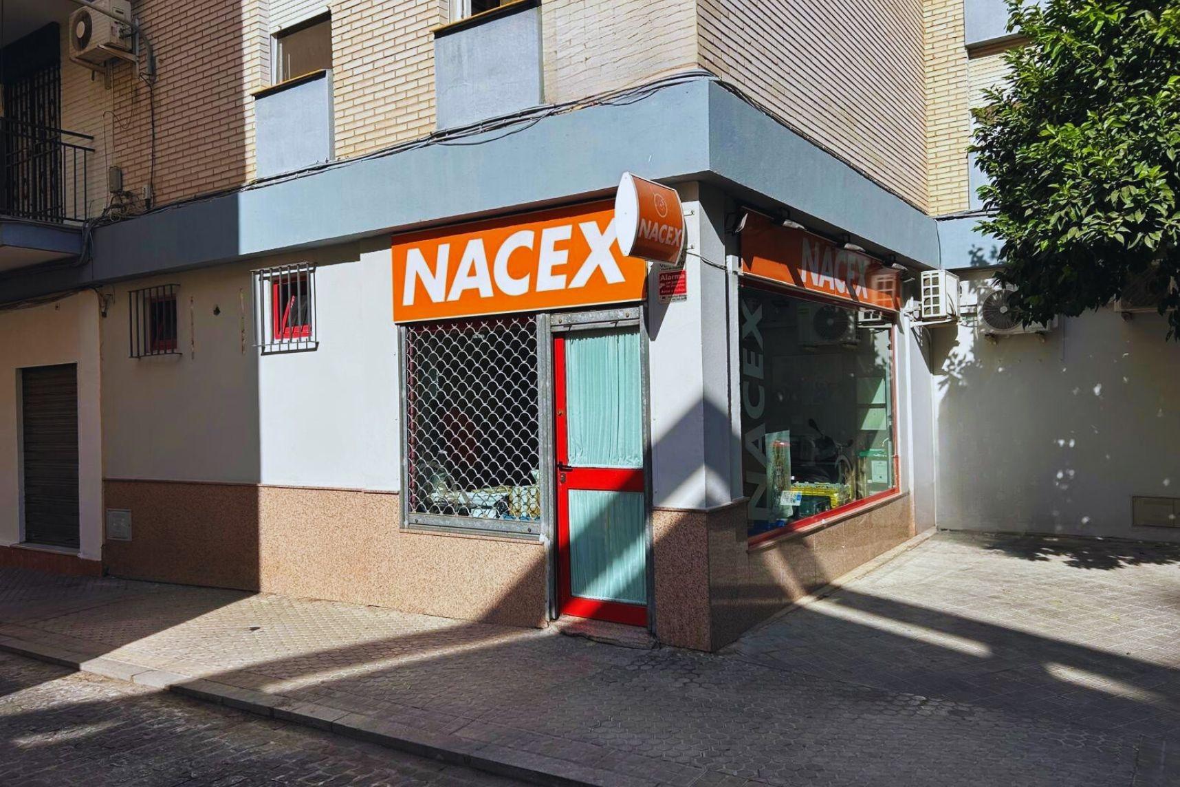 Local comercial de esquina con escaparate en Ronda de Triana