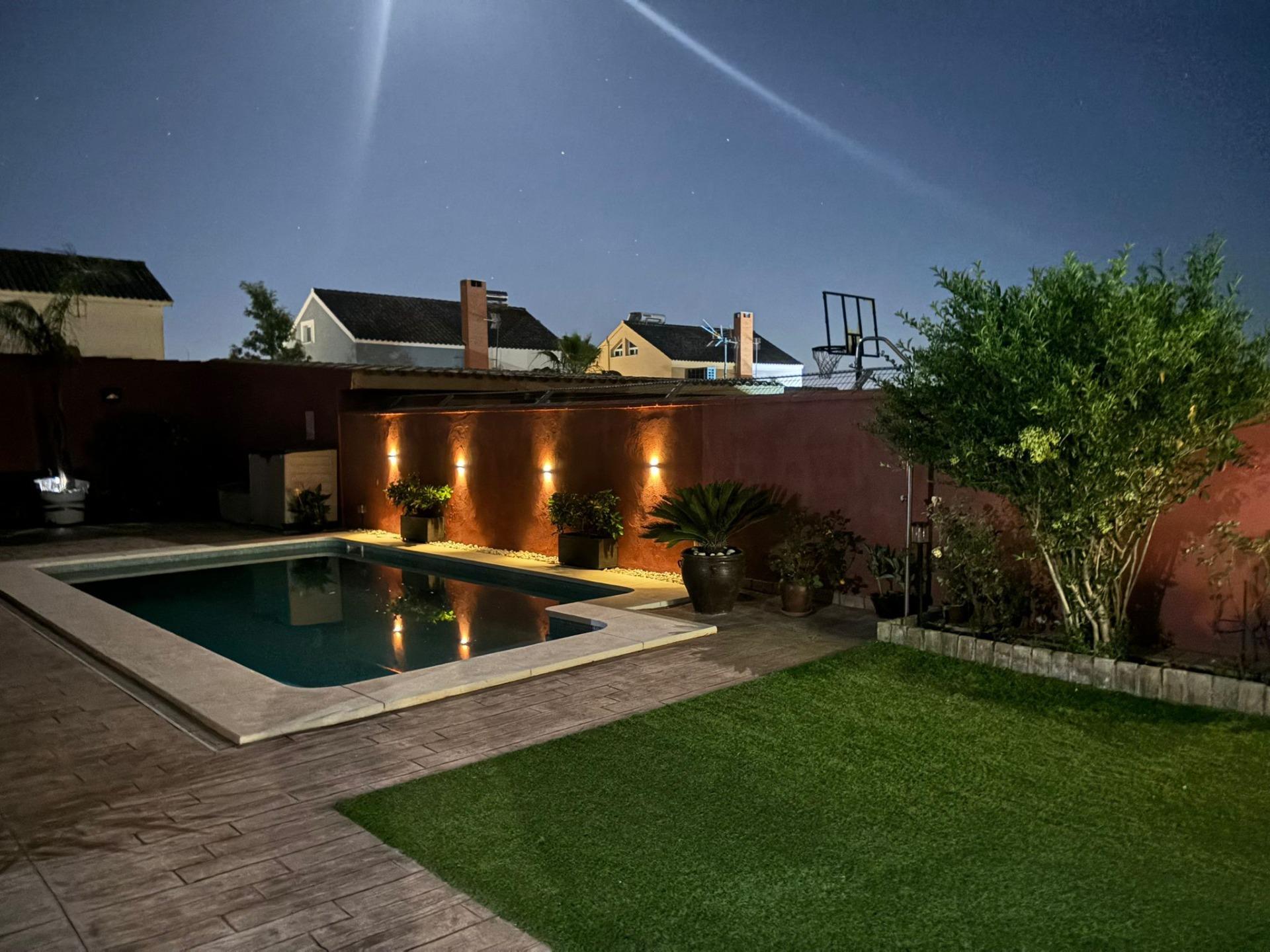 Espectacular vivienda pareada con piscina privada en Almensilla: calidad de vida a un paso de Sevilla