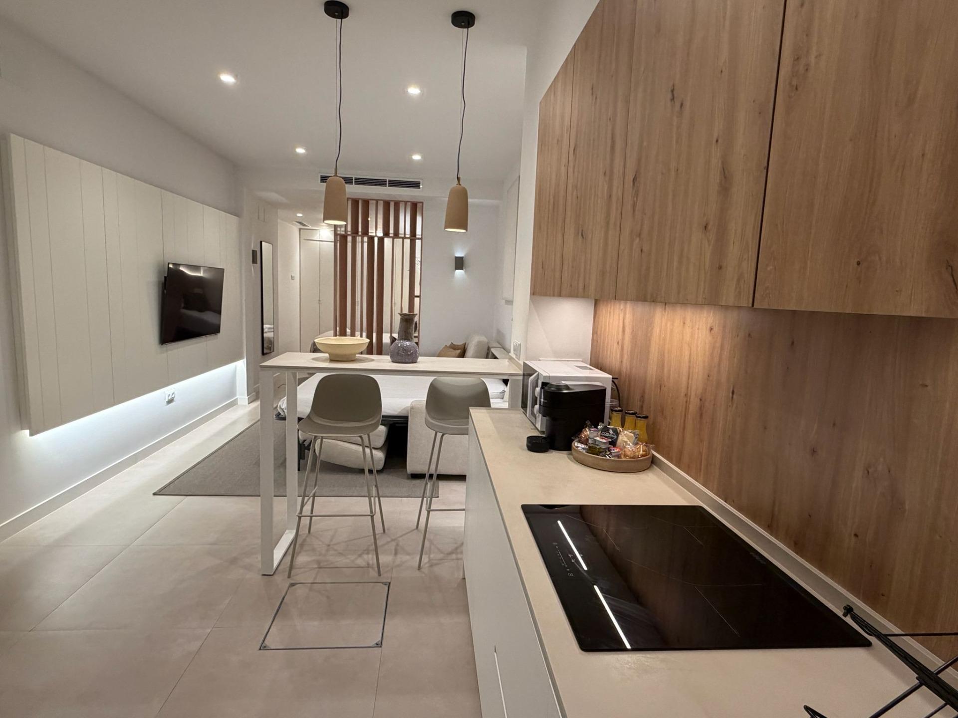 Apartamento turístico VUT activo | 52 m² diseño premium | Junto a Santa Justa