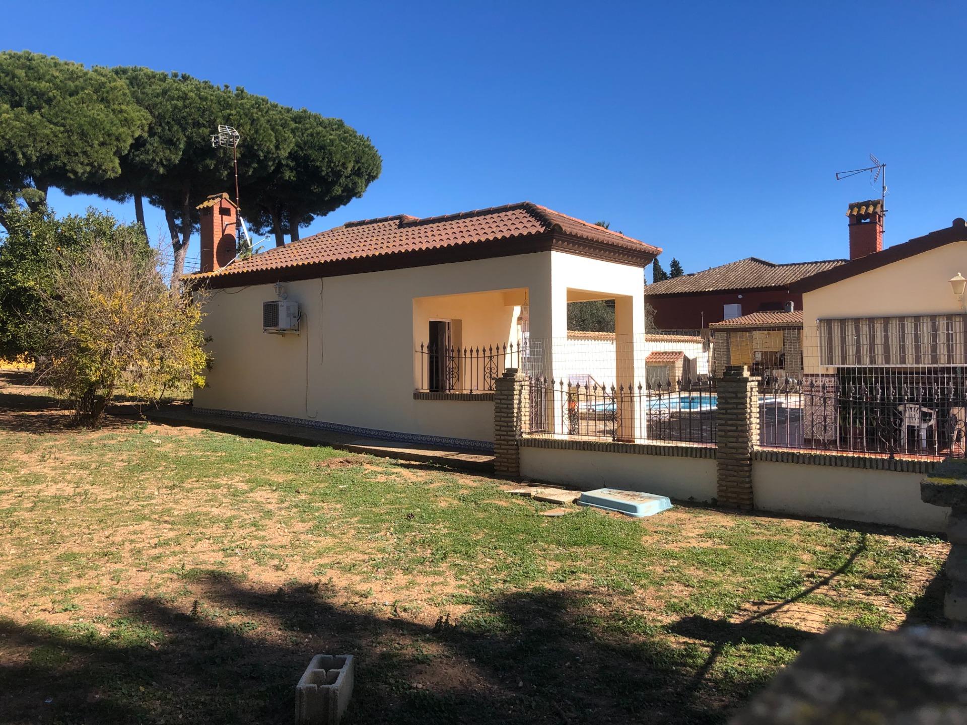 Chalet con 2 viviendas, piscina y amplio garaje cerrado