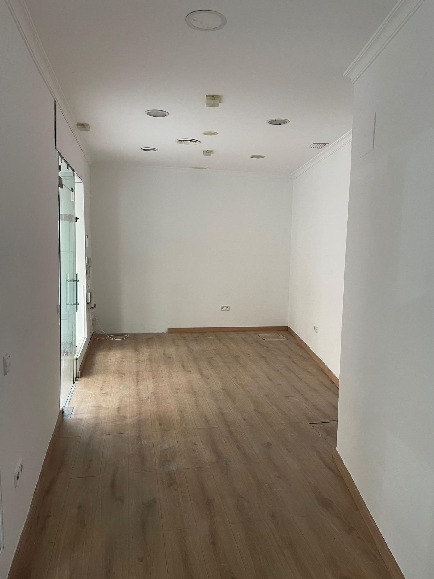 LOCAL MUY COMERCIAL Y CENTRICO. ¡¡ OPORTUNIDAD PARA INVERSORES !!