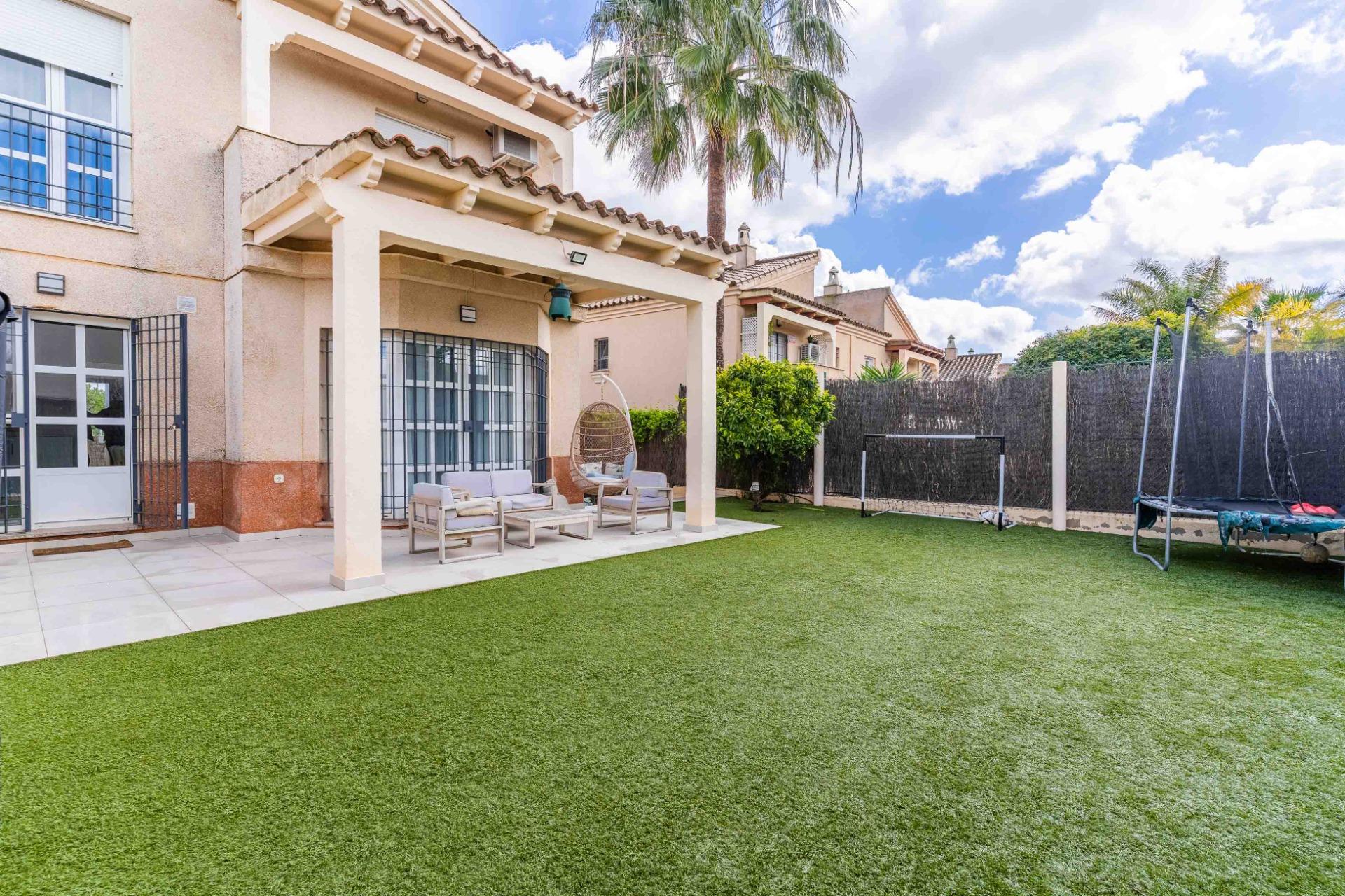 CASA PAREADA DE 4 DORMITORIOS Y SÓTANO EN CAMPO DE GOLF !