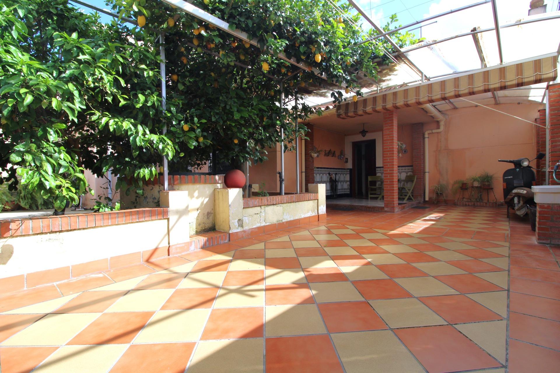 CASA DE UNA PLANTA CON JARDIN