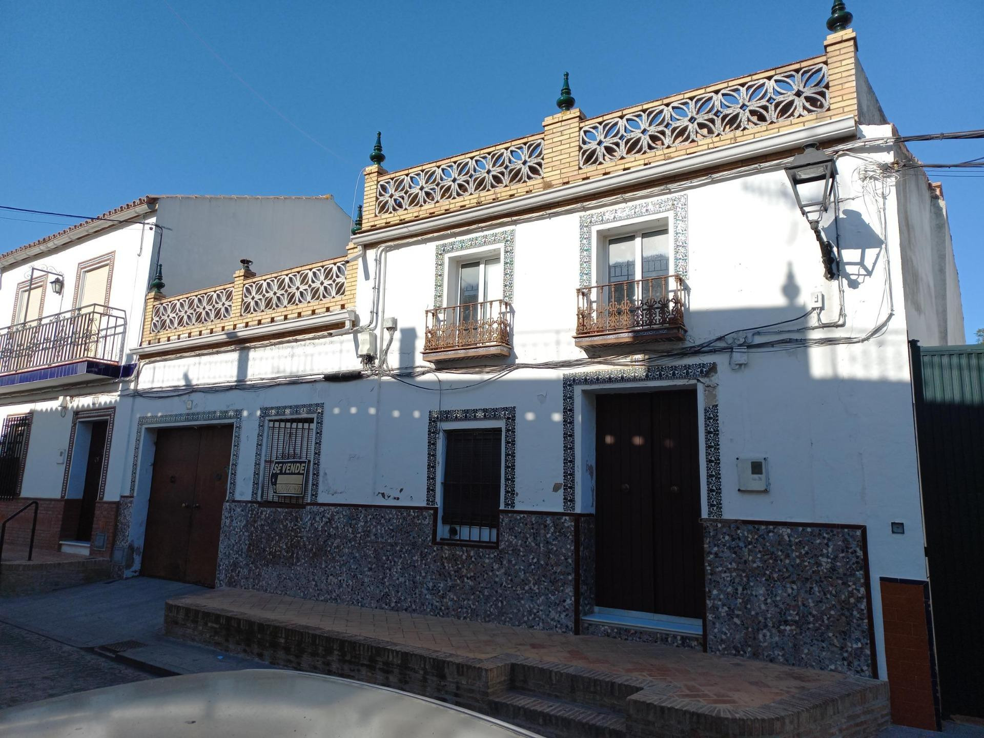 Casa con terreno en venta en el centro de Salteras