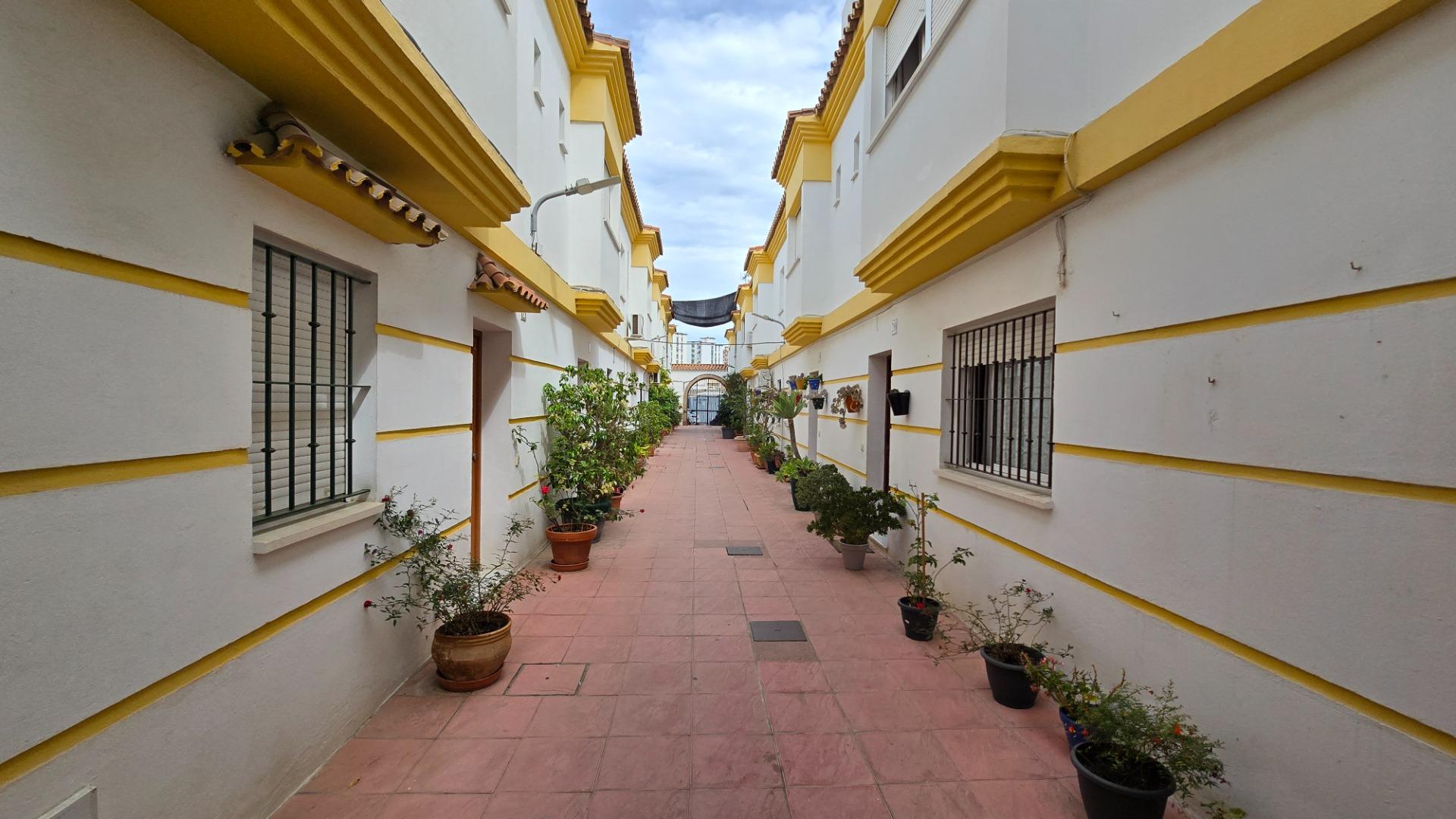 Casa adosada con patio y chimenea en Plaza de Toros, La Línea de la Concepción