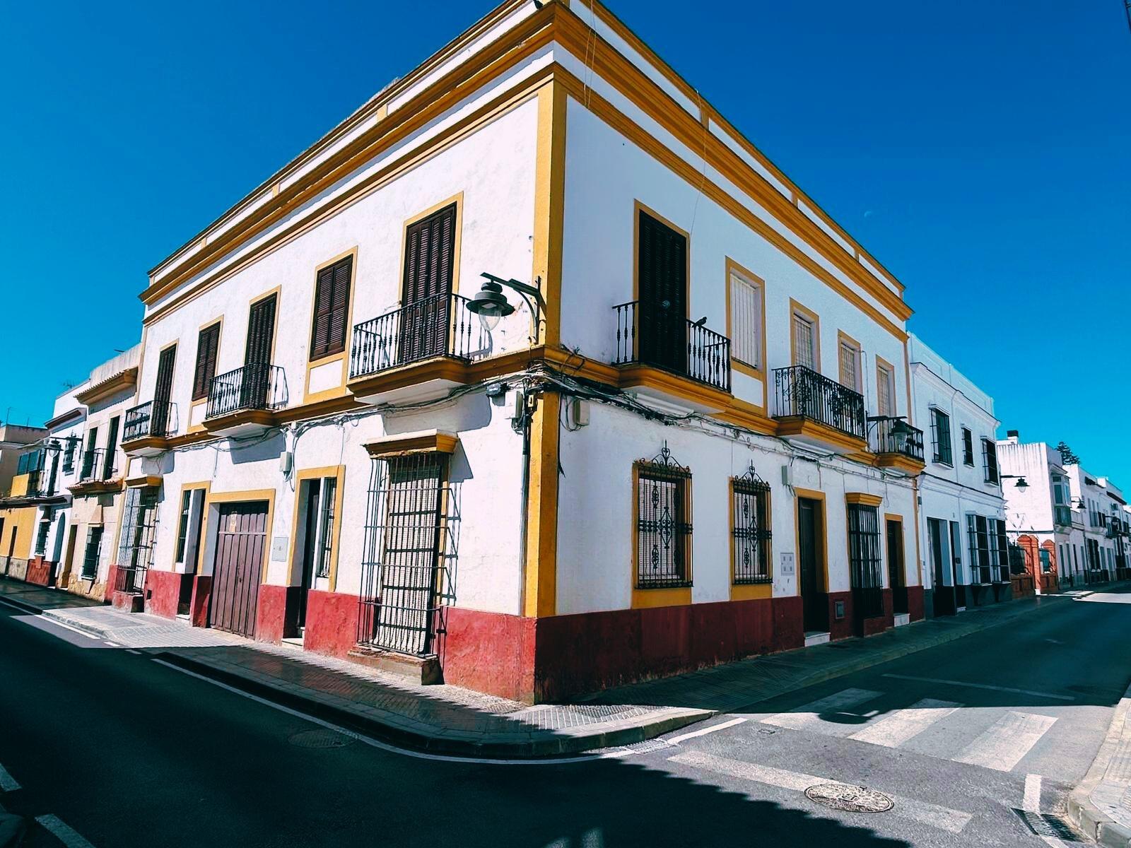 Edificio tradicional con 8 apartamentos a 5 minutos del mar – proyecto con potencial en el corazón de Chipiona