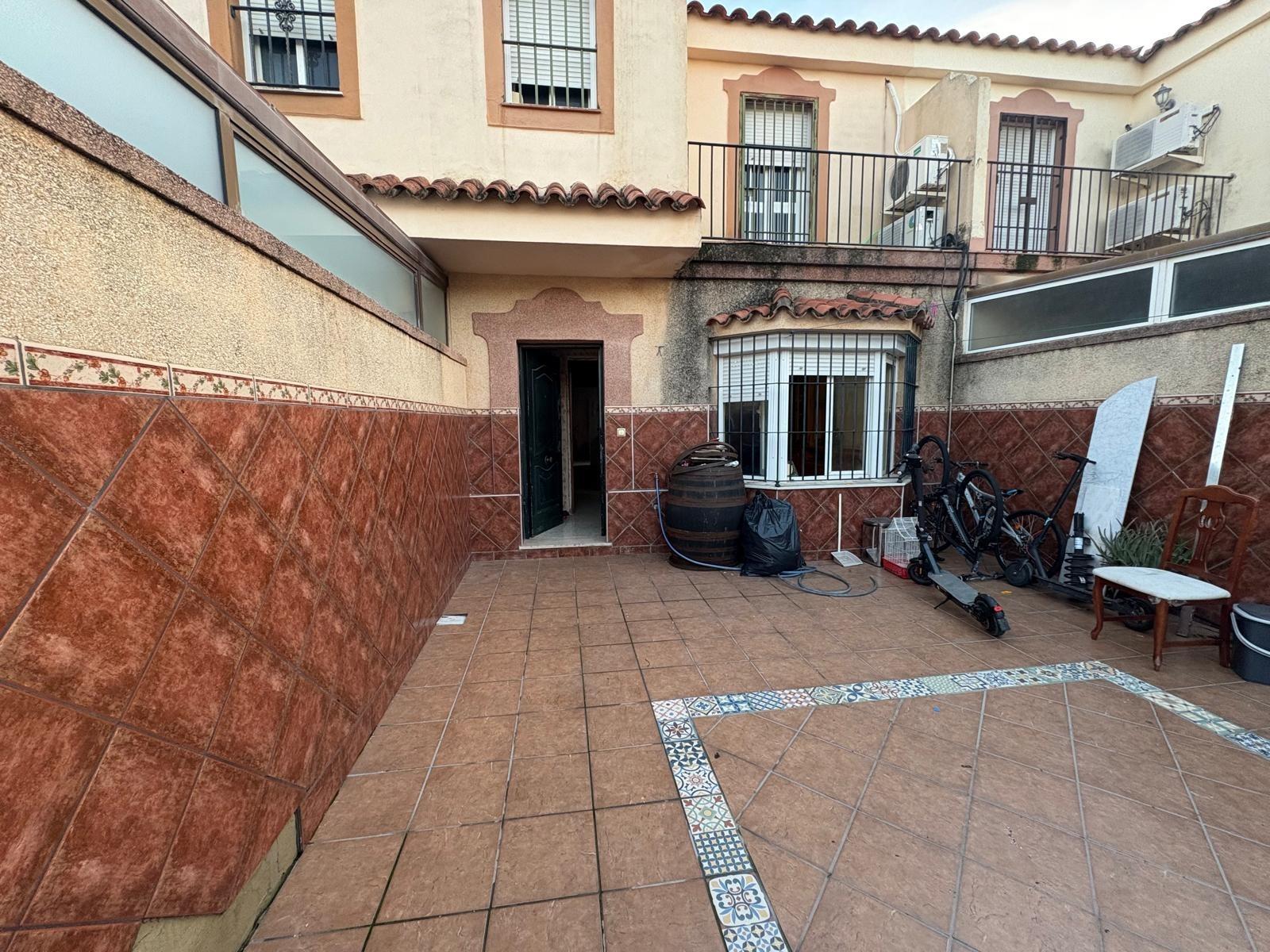 AMPLIO ADOSADO A REFORMAR EN VILLAS DEL ESTE