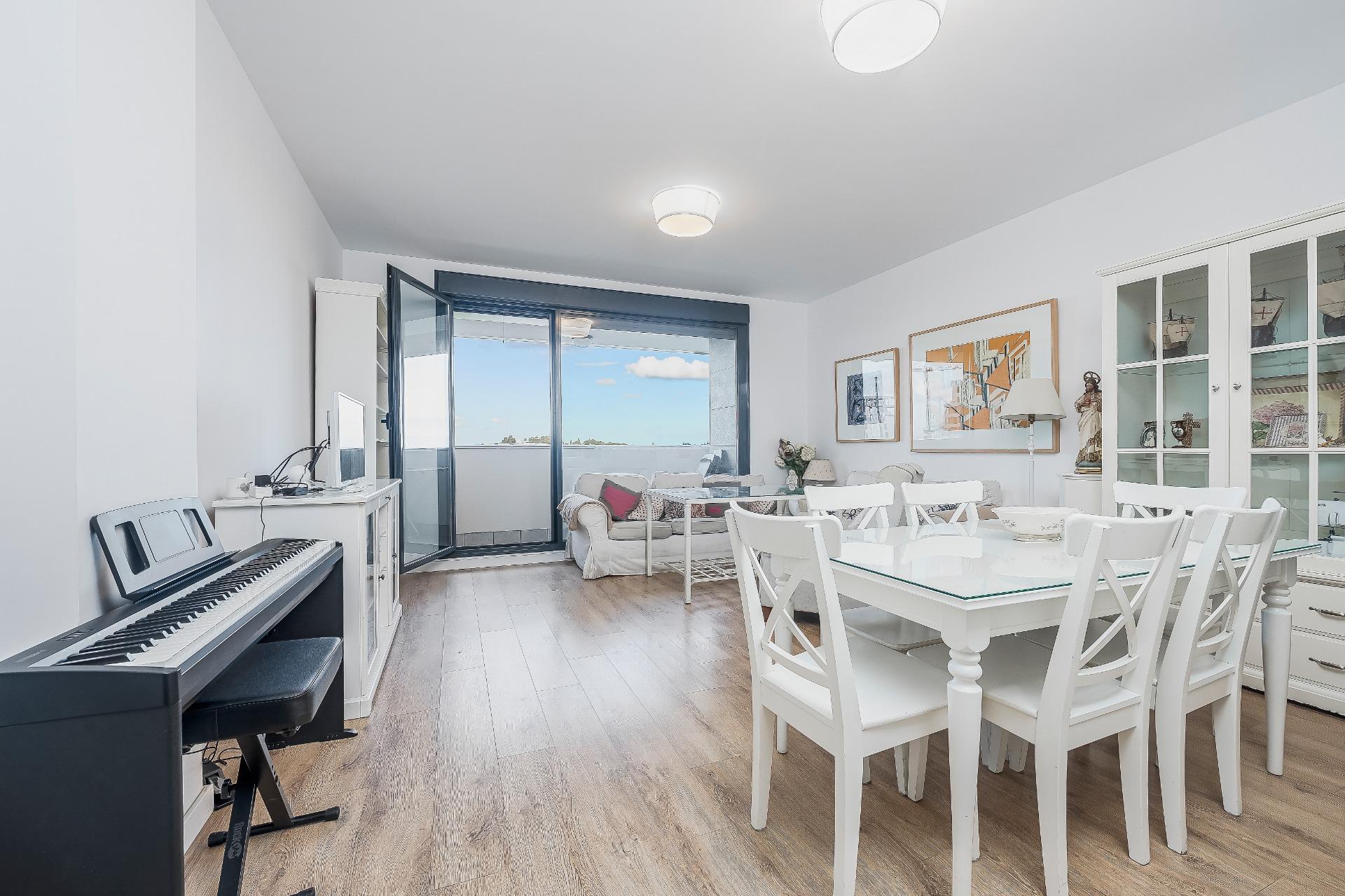 Piso en Avenida Manuel Clavero Arévalo, Entrenúcleos