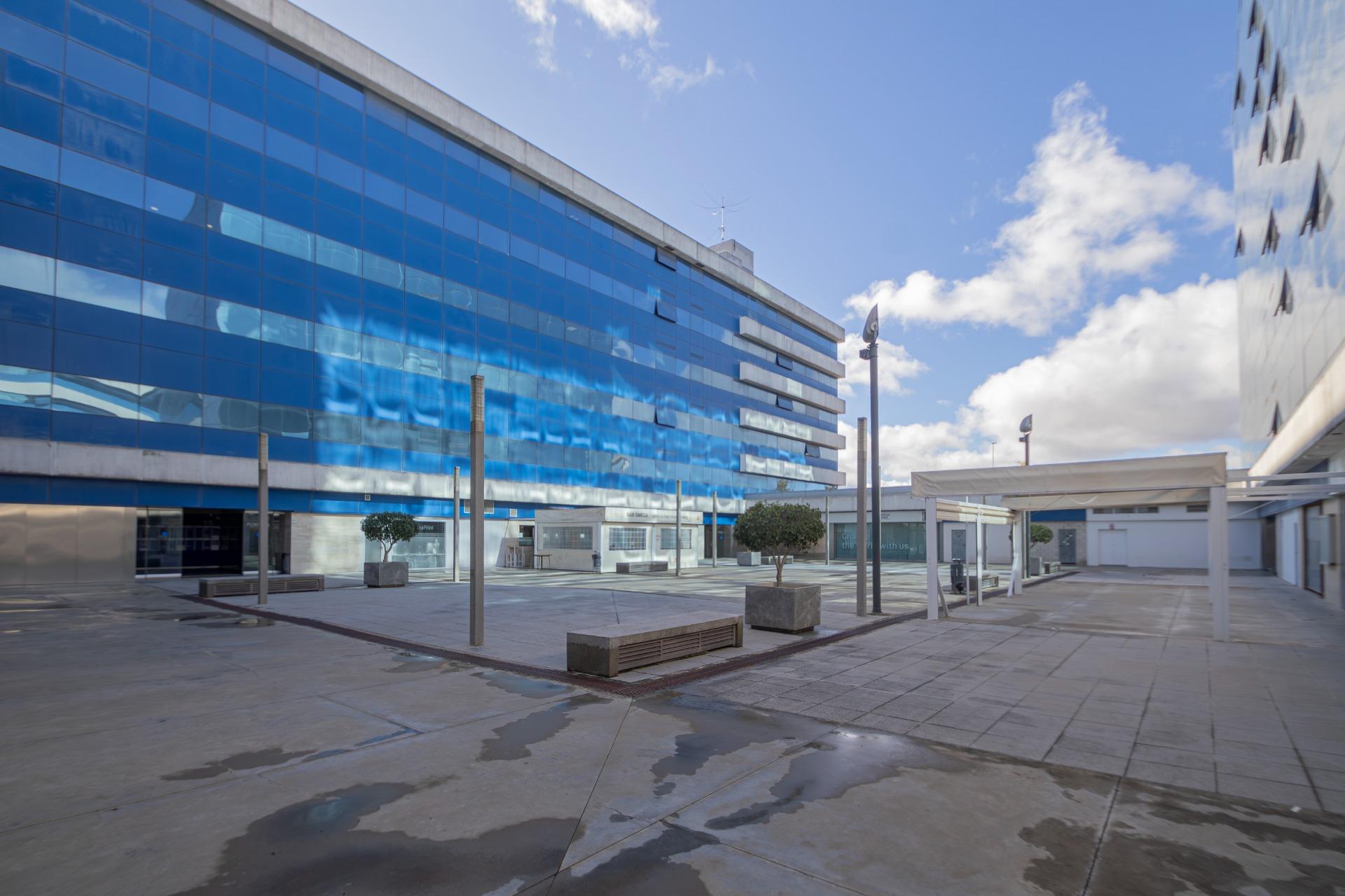 ¡Tu Oficina Soñada en Sevilla: Vistas, Conexión y Oportunidad de Inversión!