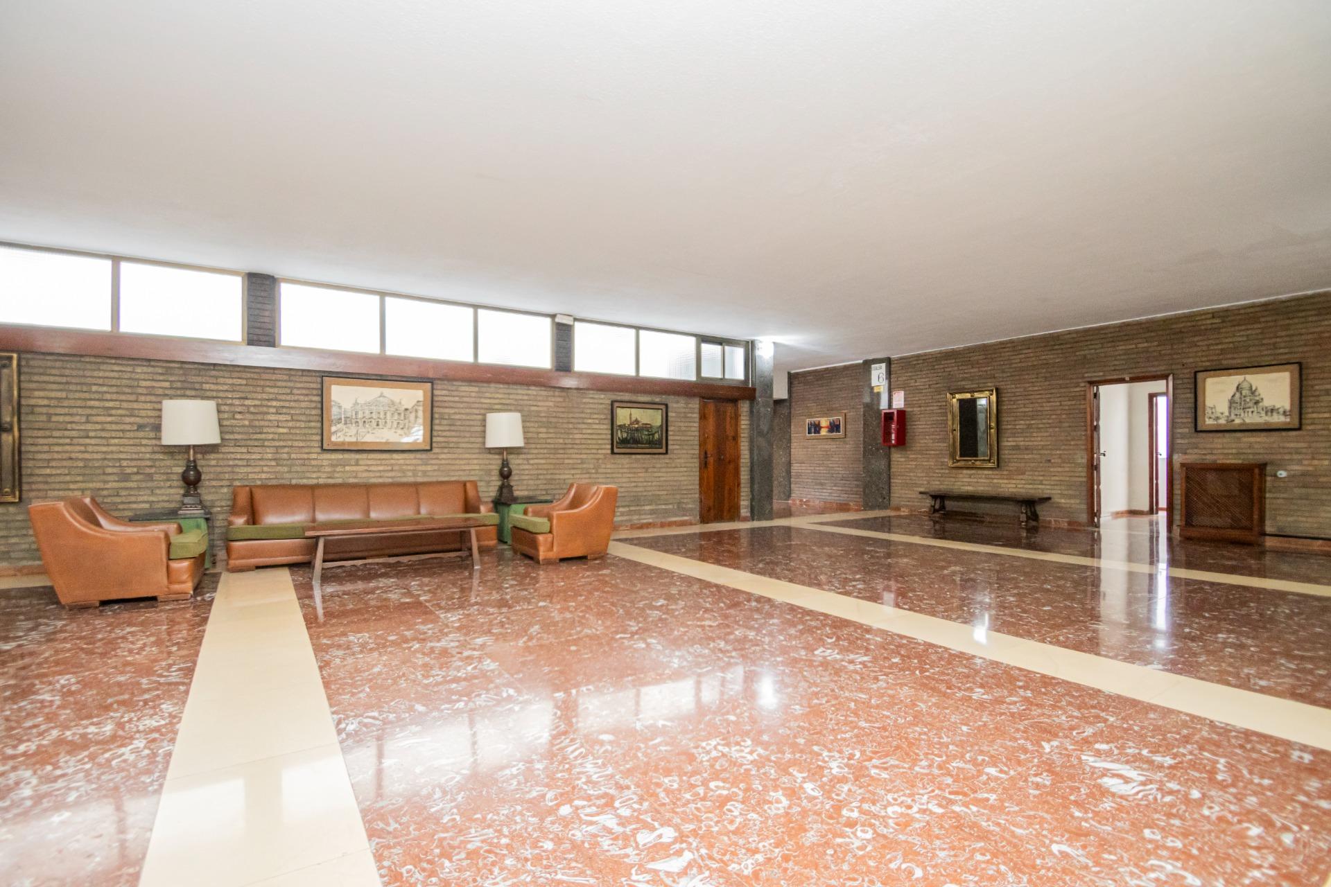 SE VENDE OFICINA o COMO VIVIENDA HABITUAL EN CALLE ARJONA.