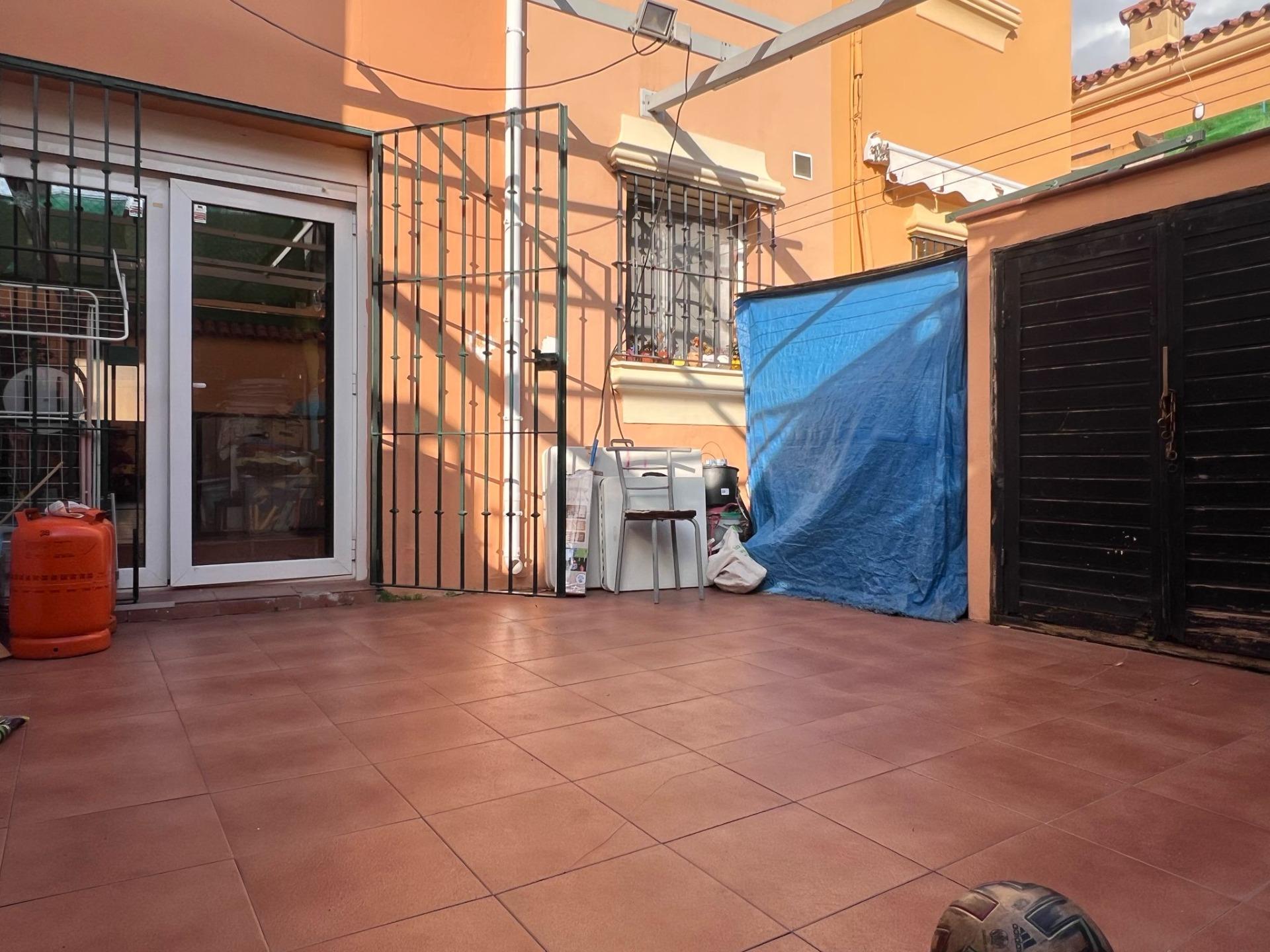 ADOSADO EN CORTIJILLOS