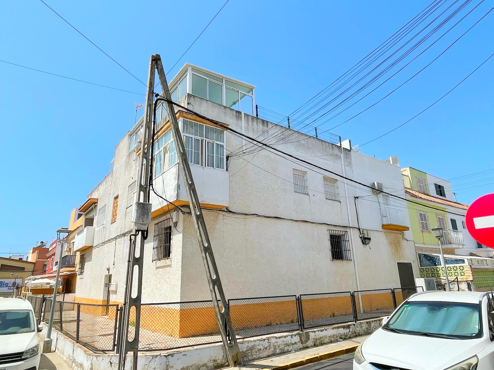 Se vende local de 256 m², con aseo y dos frentes de acceso.