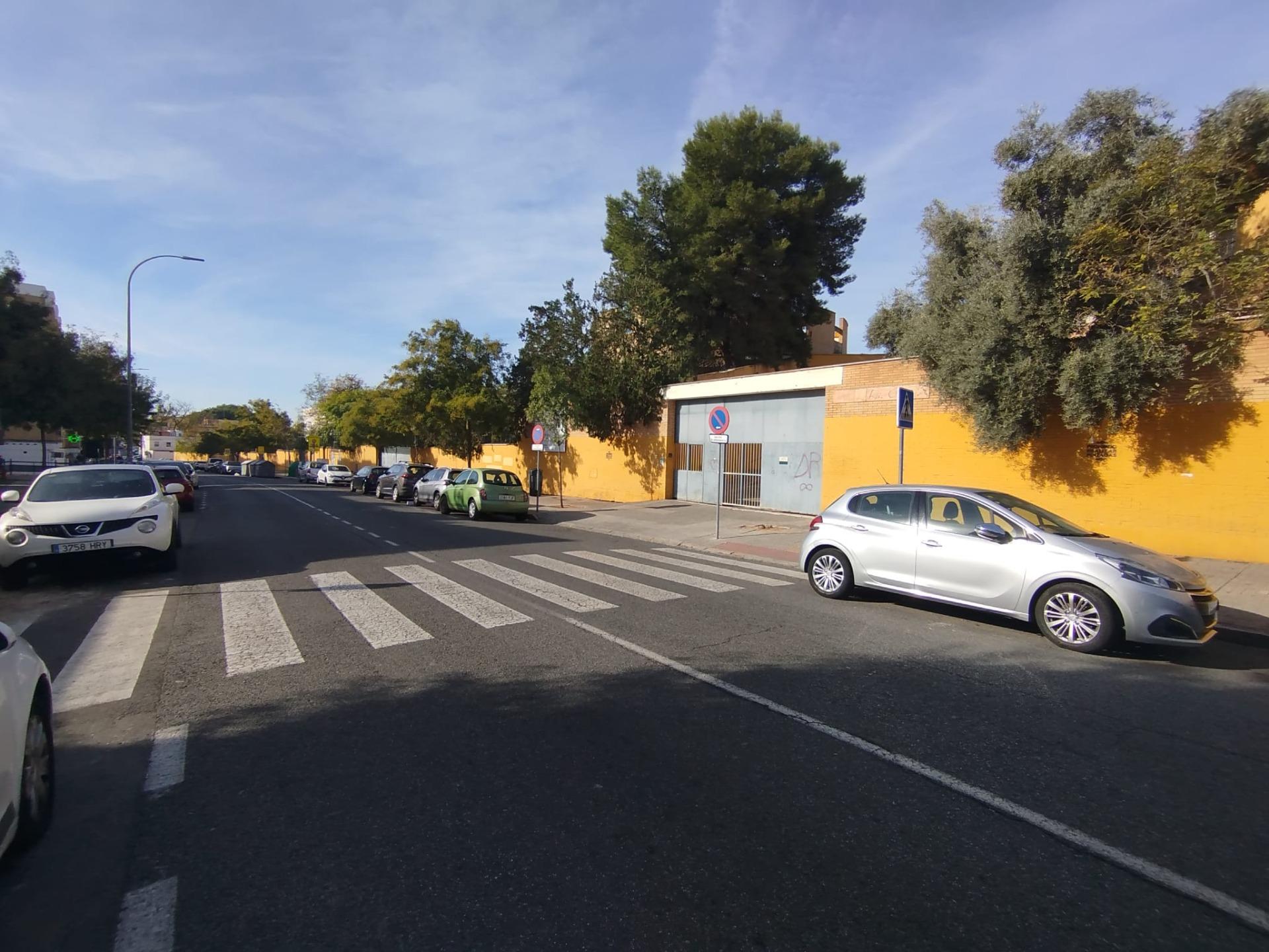 Oportunidad de Inversión: Local Comercial en Rochelambert, Sevilla