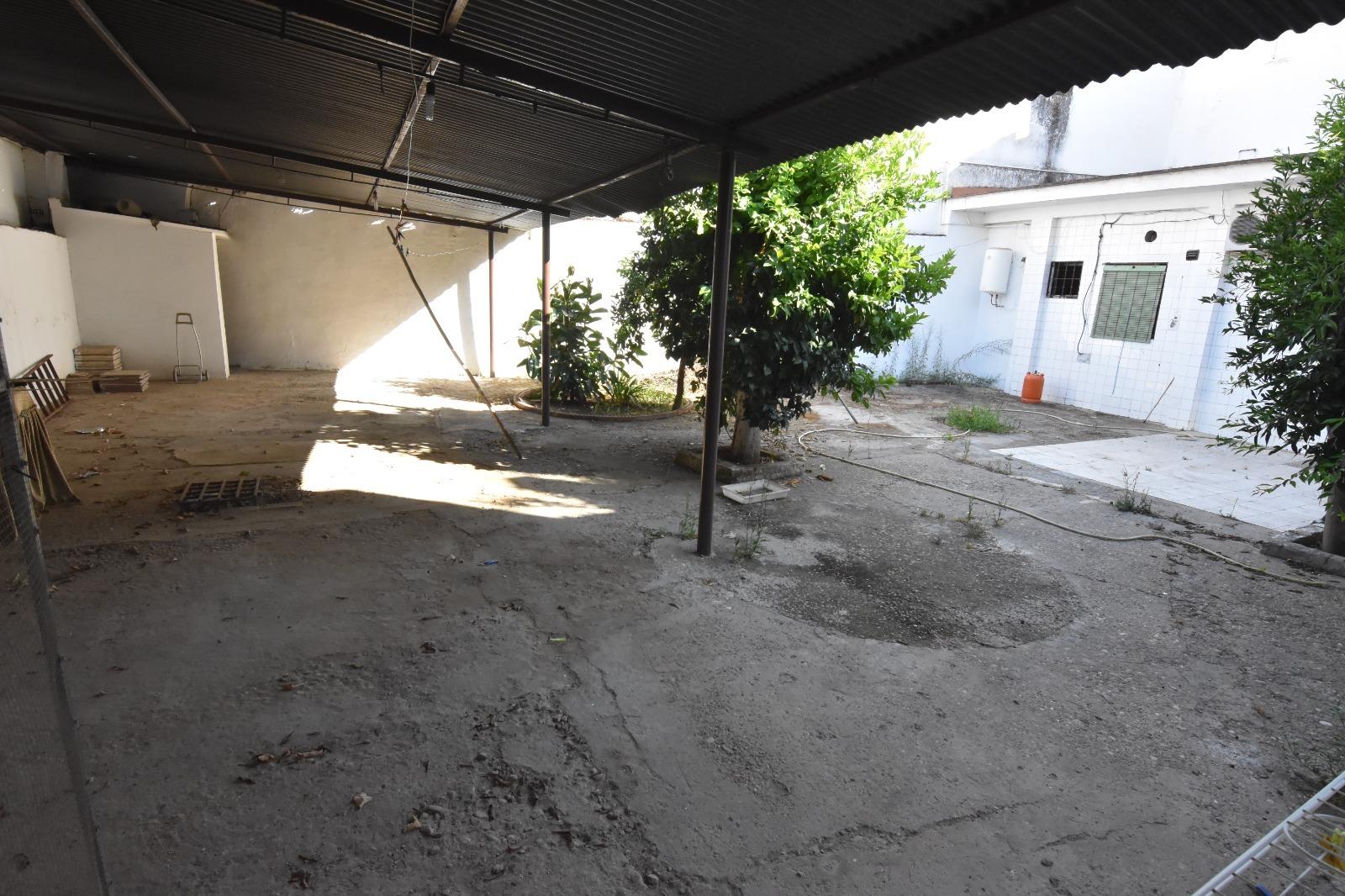 Amplia casa en Dos Hermanas con potencial de reforma y patio espacioso