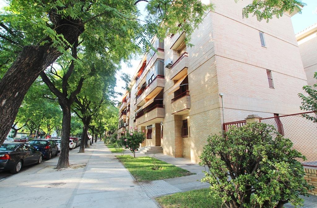 PISO CON PLAZA DE APARCAMIENTO ZONA MERCA 80