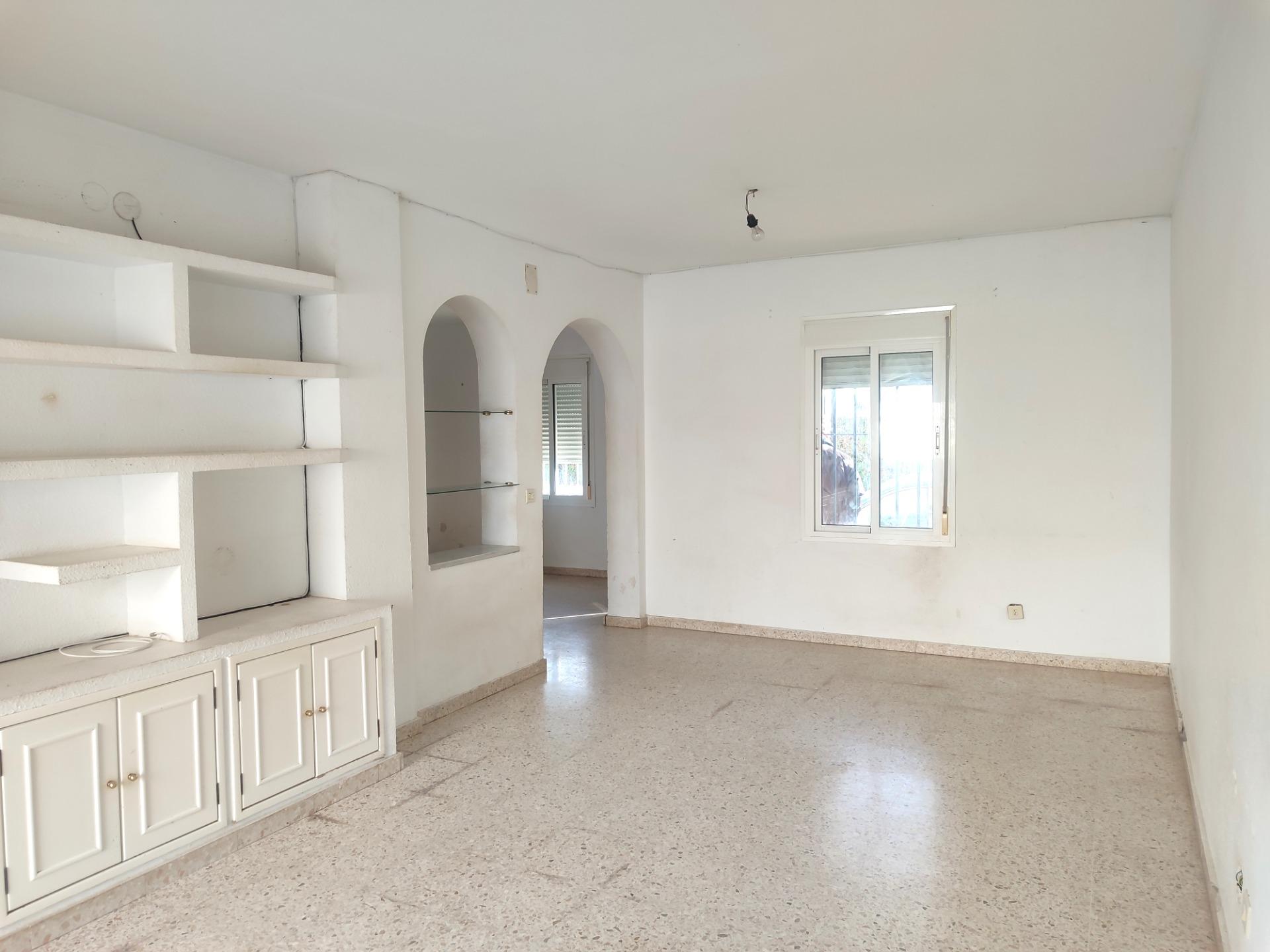 CASA EN ESQUINA MUY LUMINOSA CON PATIO , GARAJE Y TERRAZA. IDEAL FAMILIAS ¡¡¡