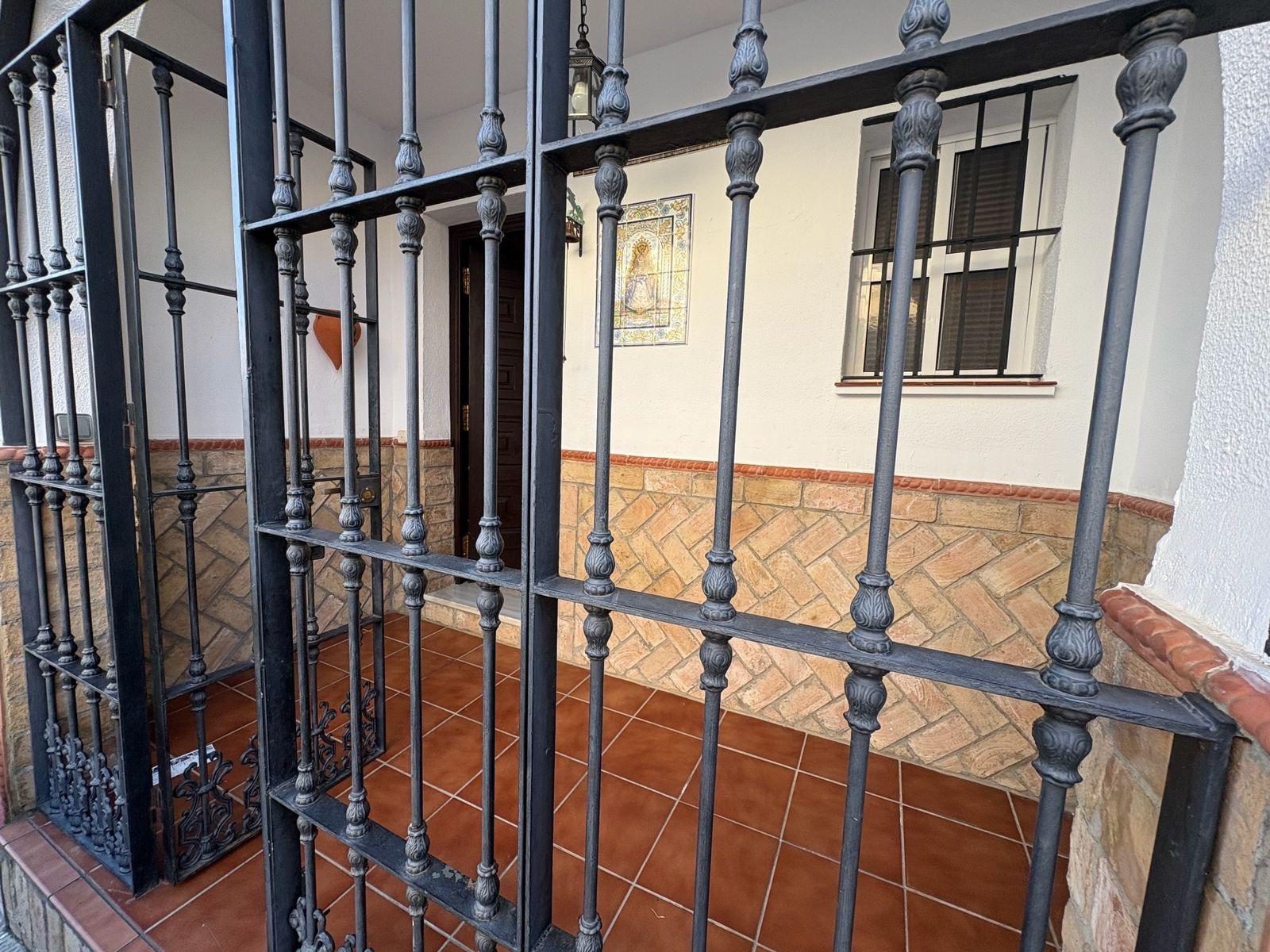 Casa adosada lista para entrar a vivir con gran patio y terraza privada