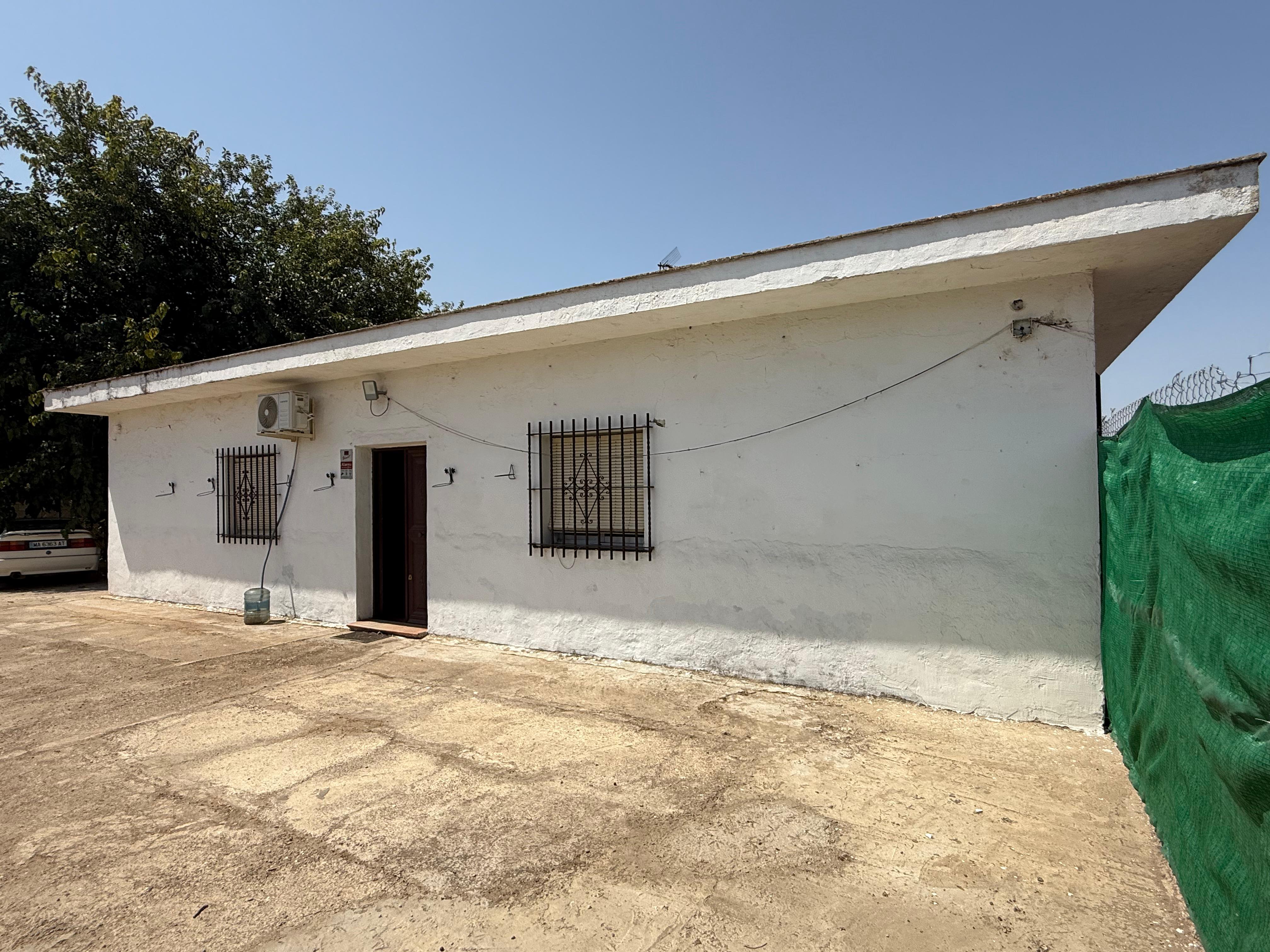 CHALET EN PARCELA DE 3300 M2.