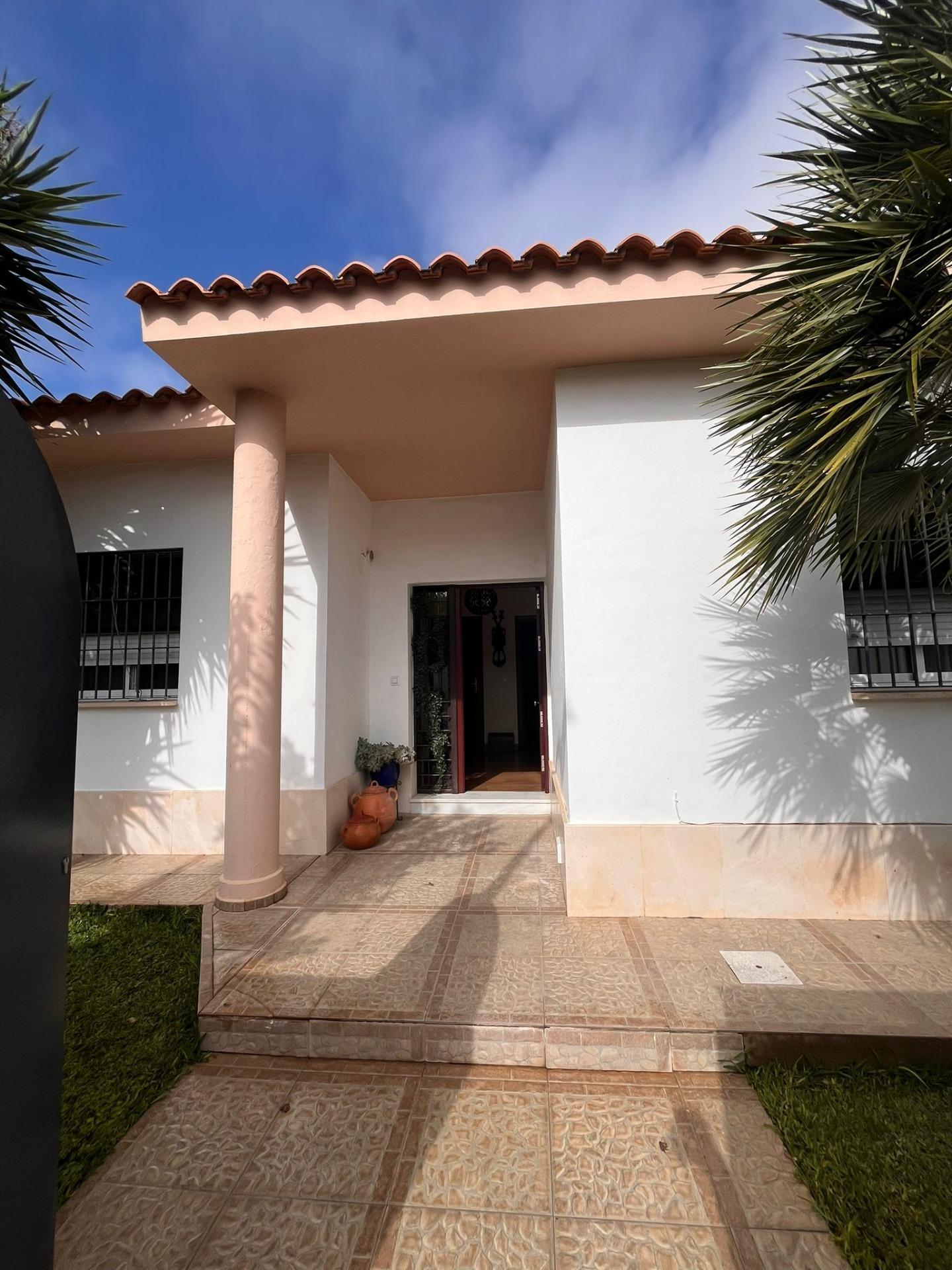 Chalet Familiar con la Ubicación Perfecta en Espartinas: Tranquilidad y Espacio